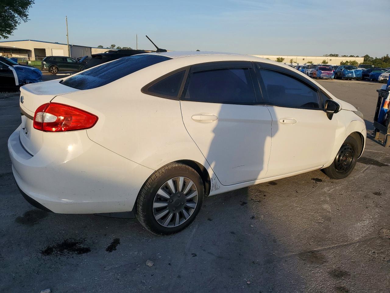 2011 Ford Fiesta S Белый vin: 3FADP4AJ0BM174779