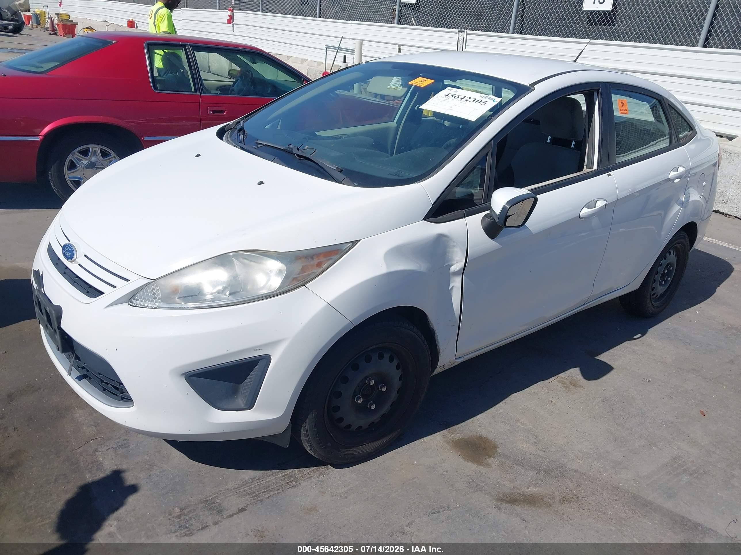 2011 Ford Fiesta S Белый vin: 3FADP4AJ1BM109021