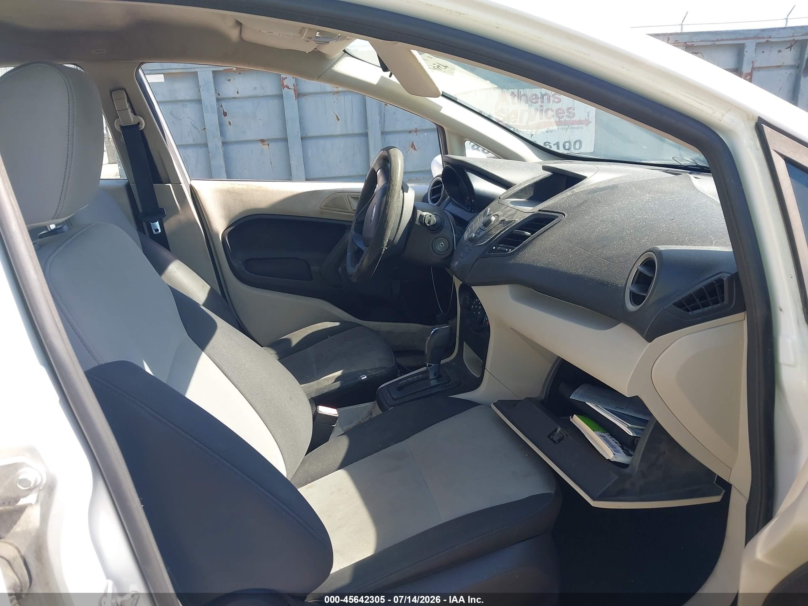 2011 Ford Fiesta S Белый vin: 3FADP4AJ1BM109021