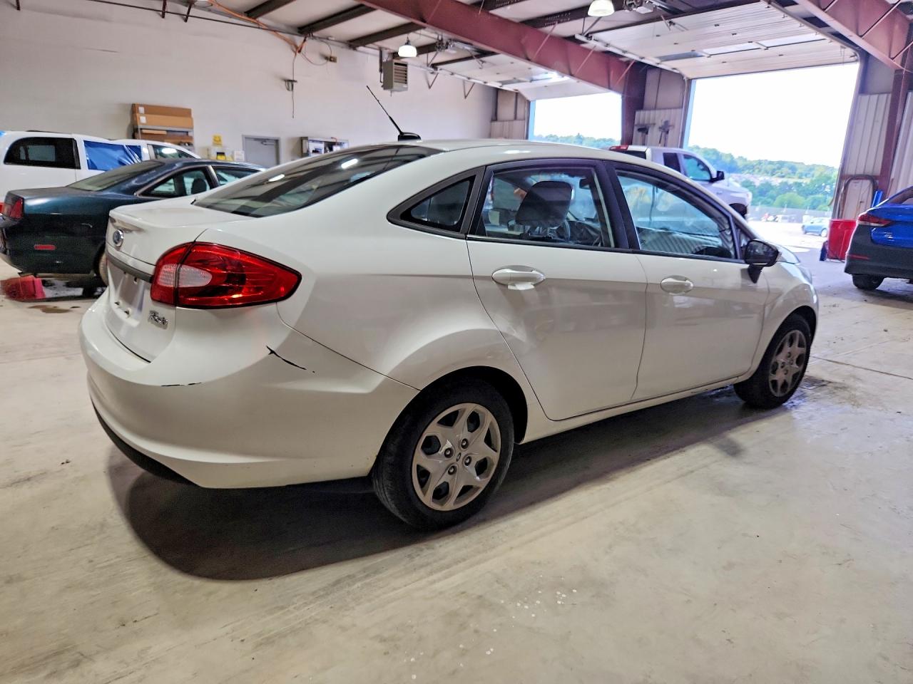 2011 Ford Fiesta S Белый vin: 3FADP4AJ1BM240515