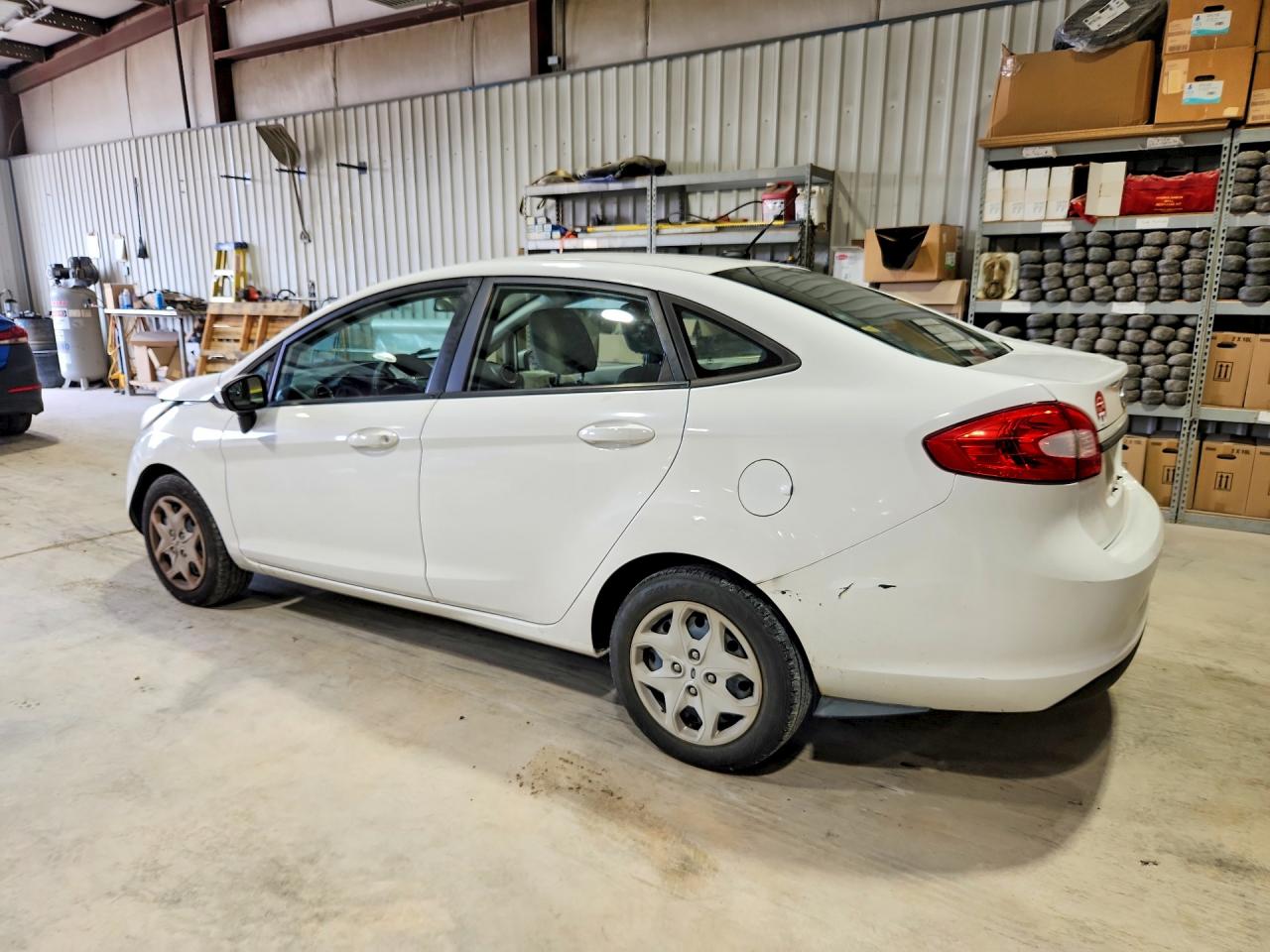 2011 Ford Fiesta S Белый vin: 3FADP4AJ1BM240515