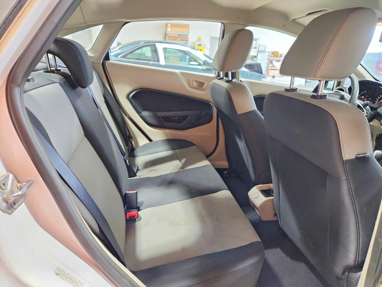 2011 Ford Fiesta S Белый vin: 3FADP4AJ1BM240515