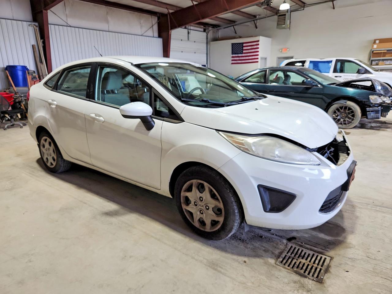 2011 Ford Fiesta S Белый vin: 3FADP4AJ1BM240515