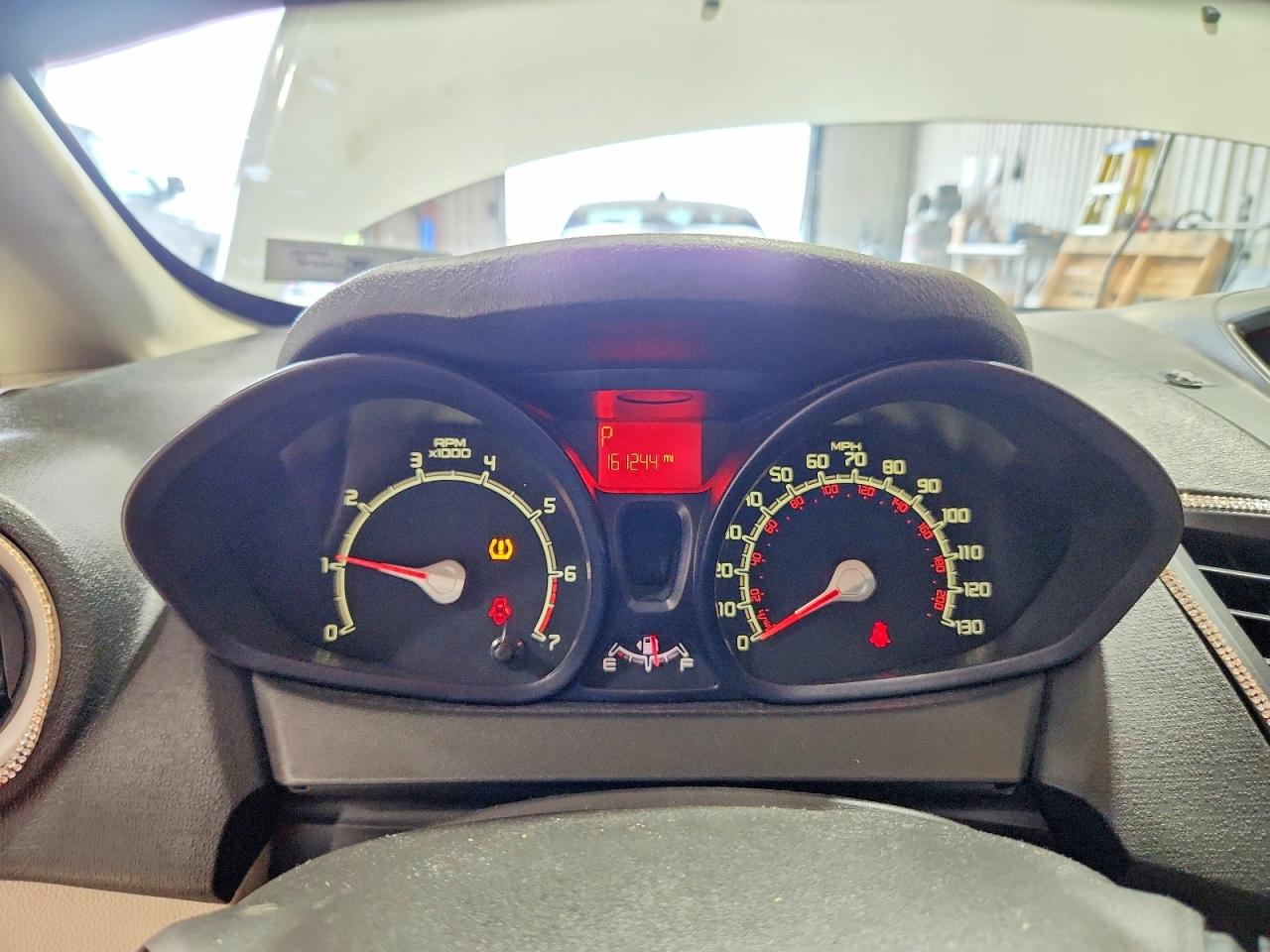 2011 Ford Fiesta S Белый vin: 3FADP4AJ1BM240515