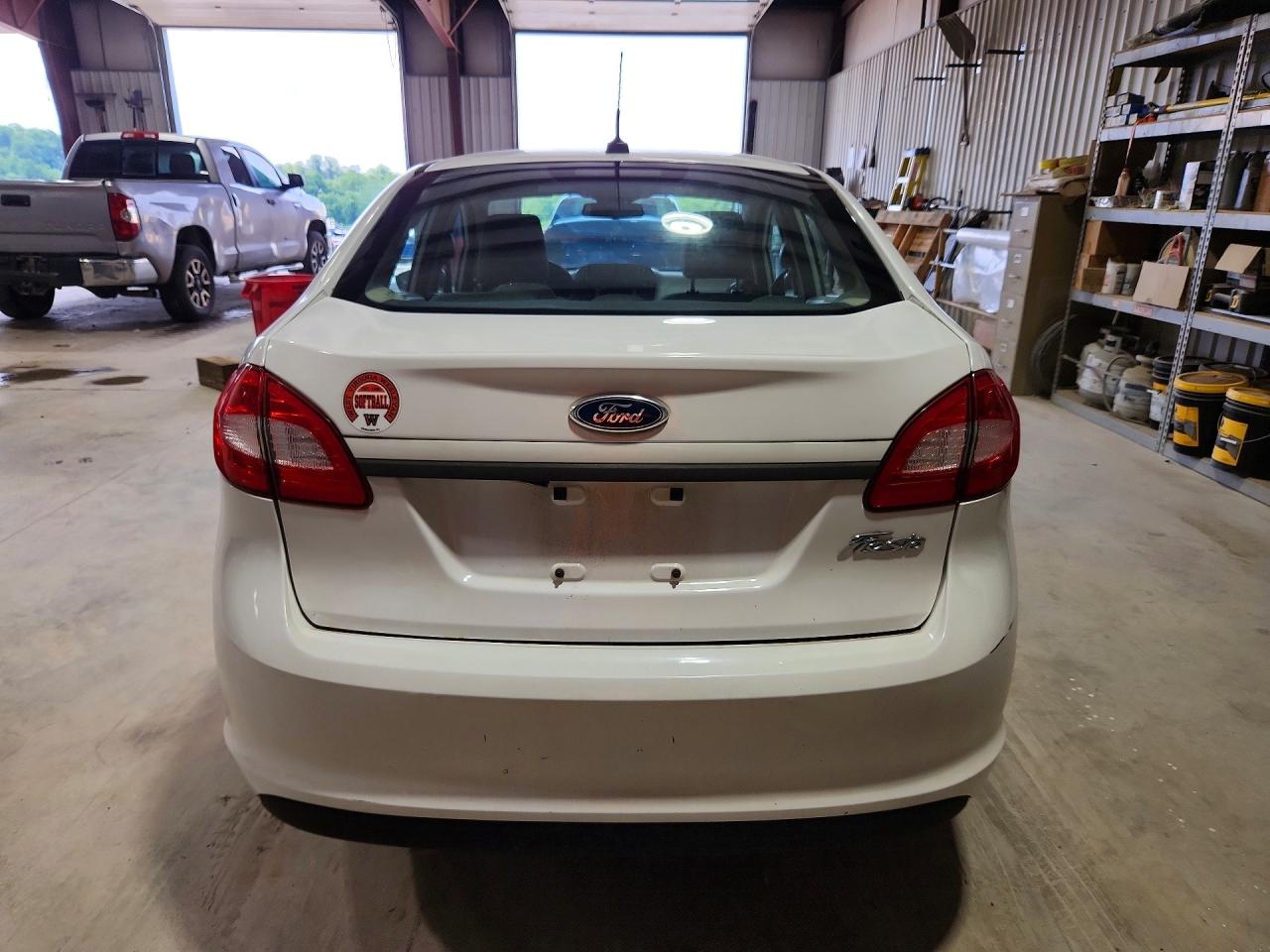 2011 Ford Fiesta S Белый vin: 3FADP4AJ1BM240515