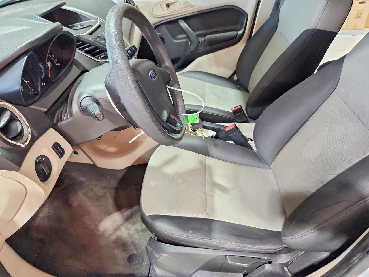 2011 Ford Fiesta S Белый vin: 3FADP4AJ1BM240515