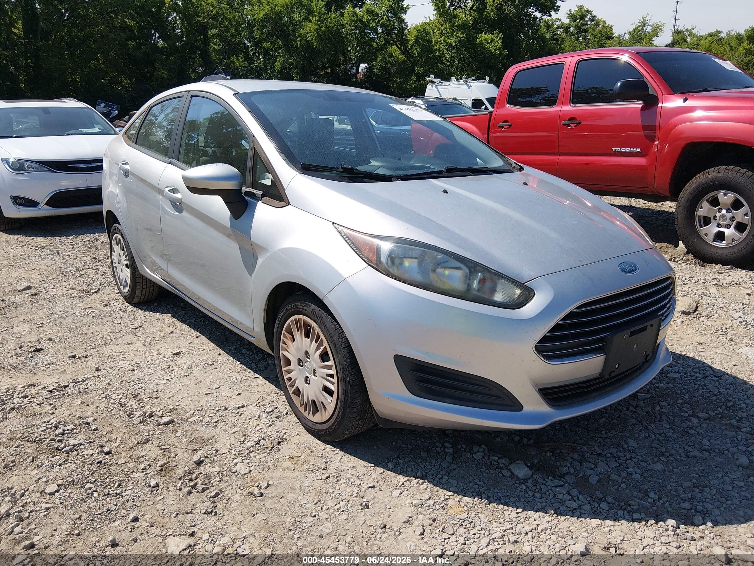 2015 Ford Fiesta S Silver vin: 3FADP4AJ1FM145457