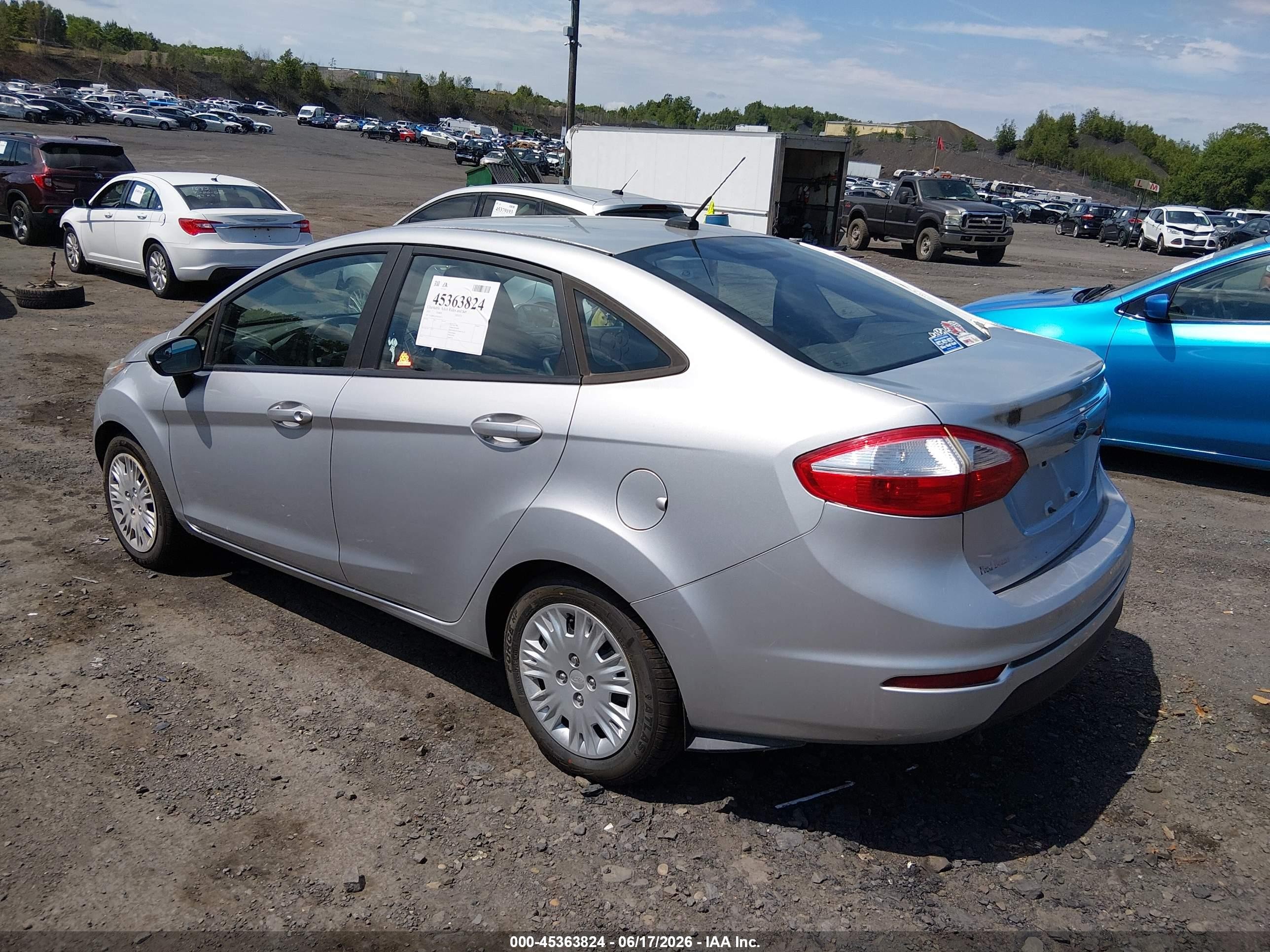 2015 Ford Fiesta S Серебряный vin: 3FADP4AJ2FM160257