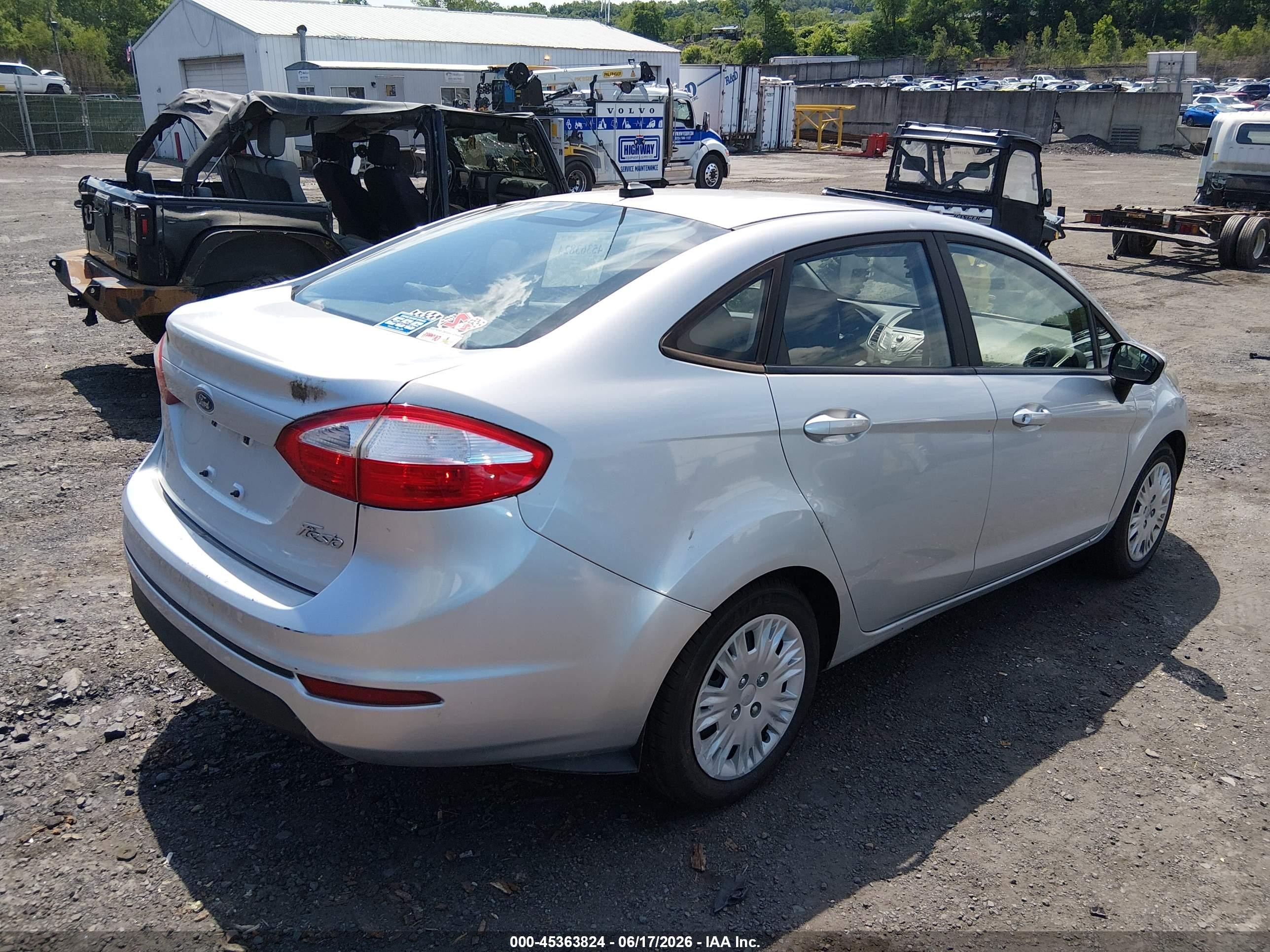 2015 Ford Fiesta S Серебряный vin: 3FADP4AJ2FM160257