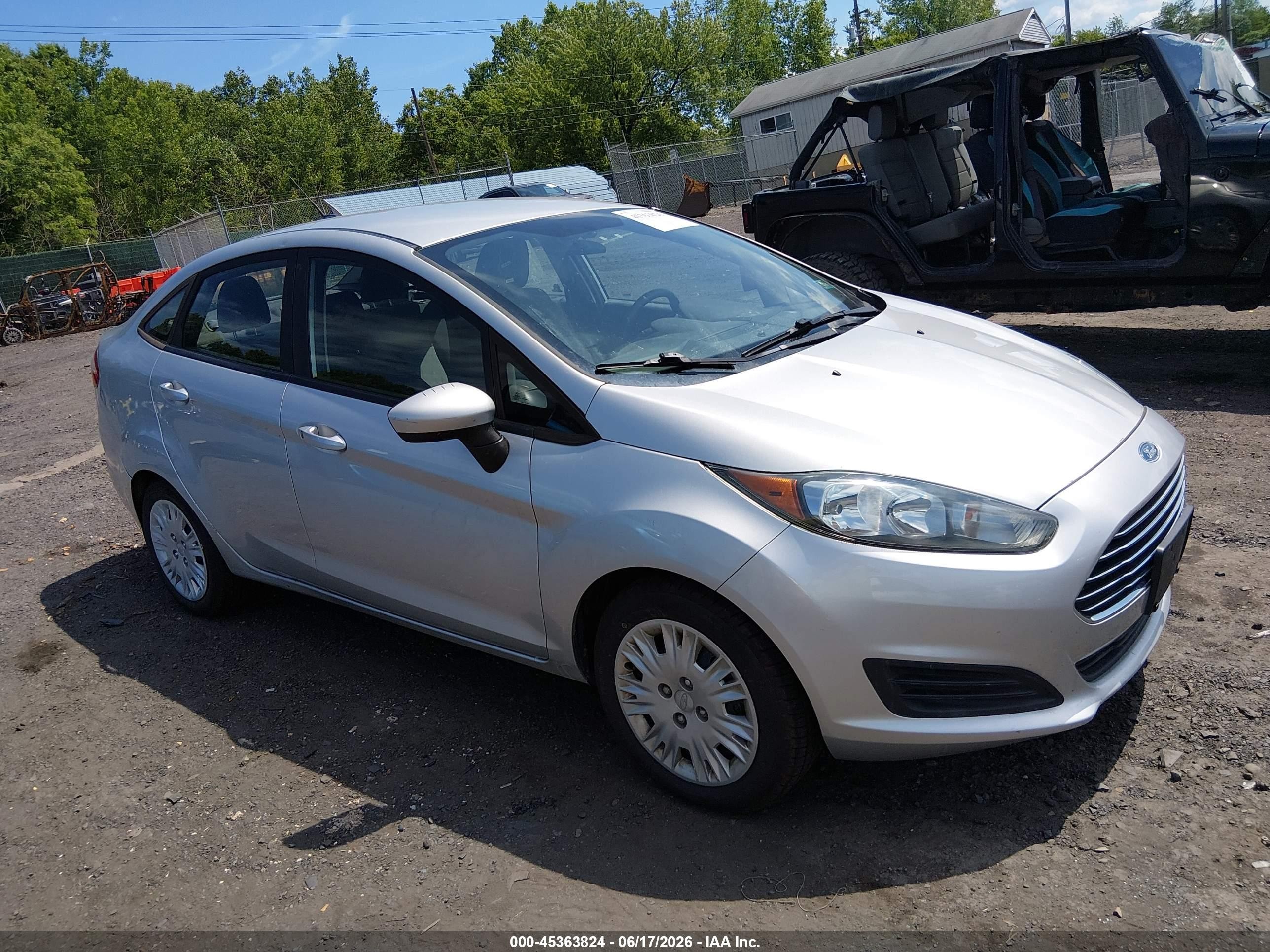 2015 Ford Fiesta S Серебряный vin: 3FADP4AJ2FM160257