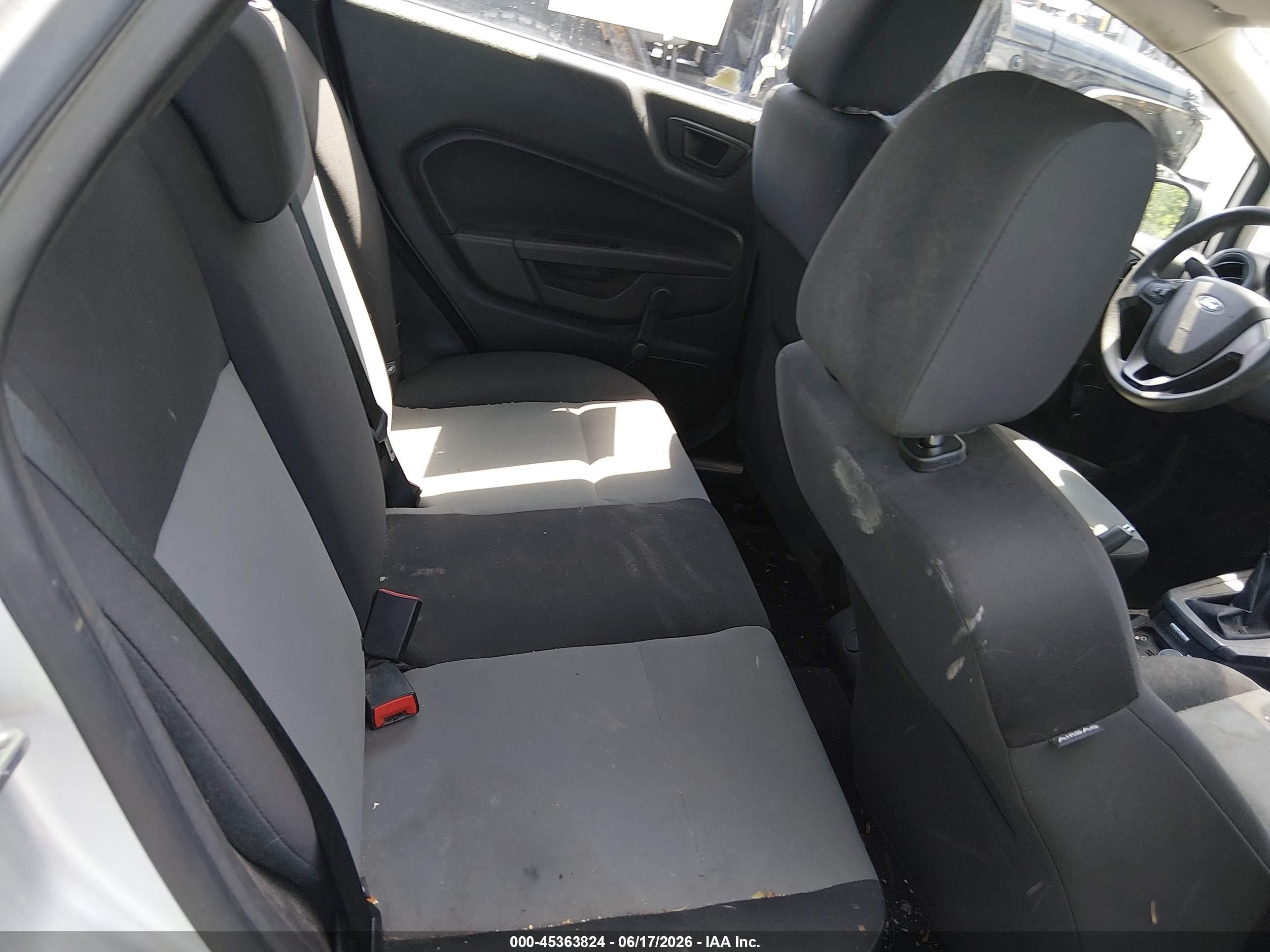 2015 Ford Fiesta S Серебряный vin: 3FADP4AJ2FM160257