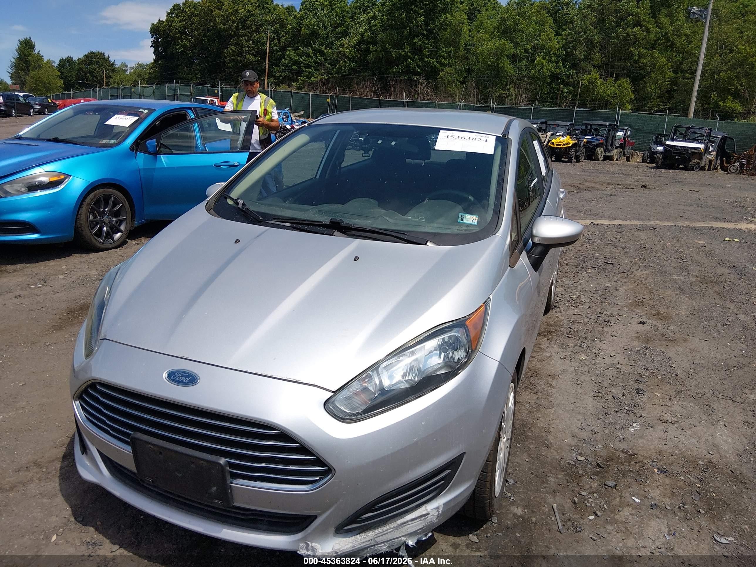 2015 Ford Fiesta S Серебряный vin: 3FADP4AJ2FM160257