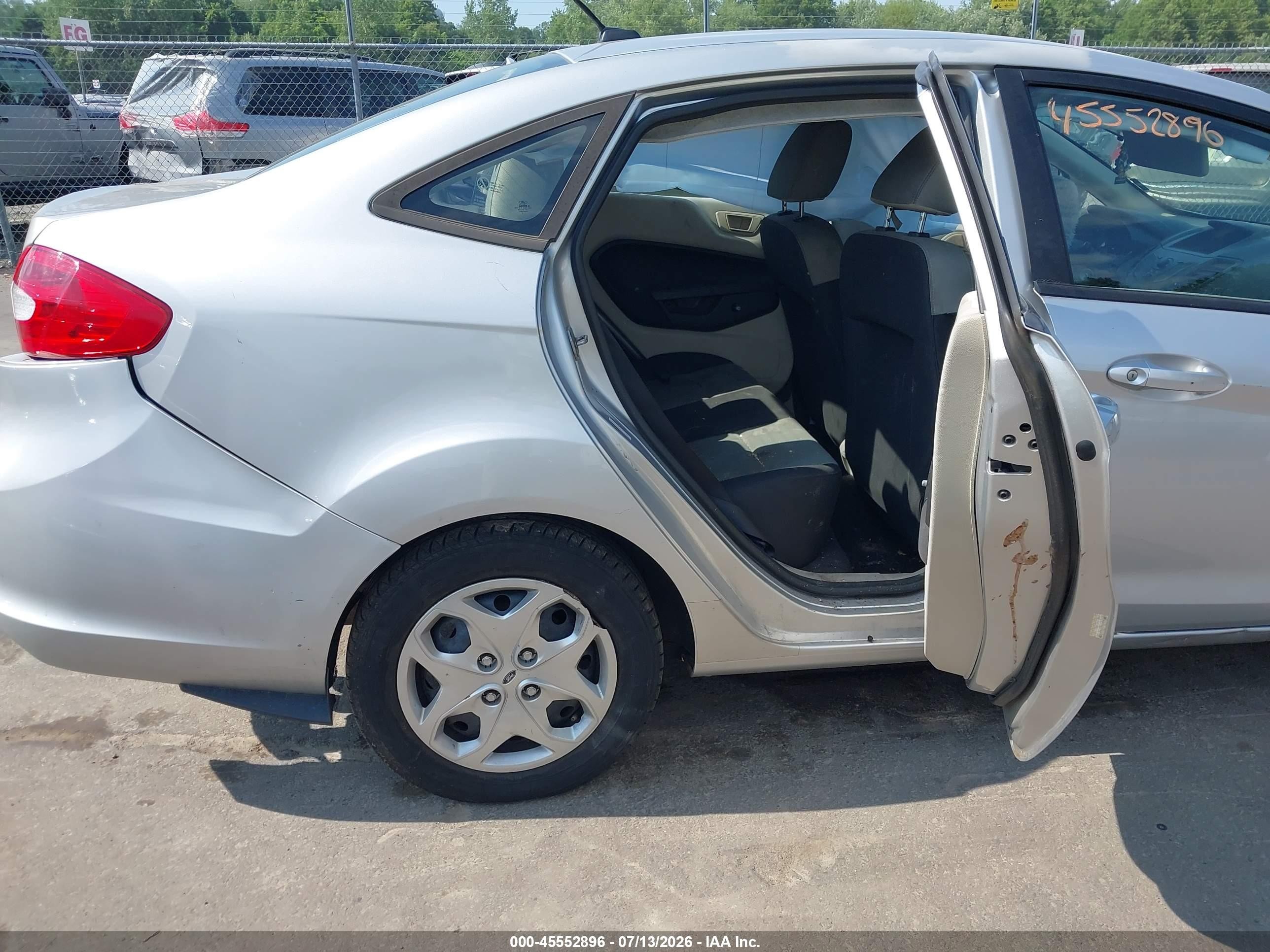 2011 Ford Fiesta S Silver vin: 3FADP4AJ2BM173696