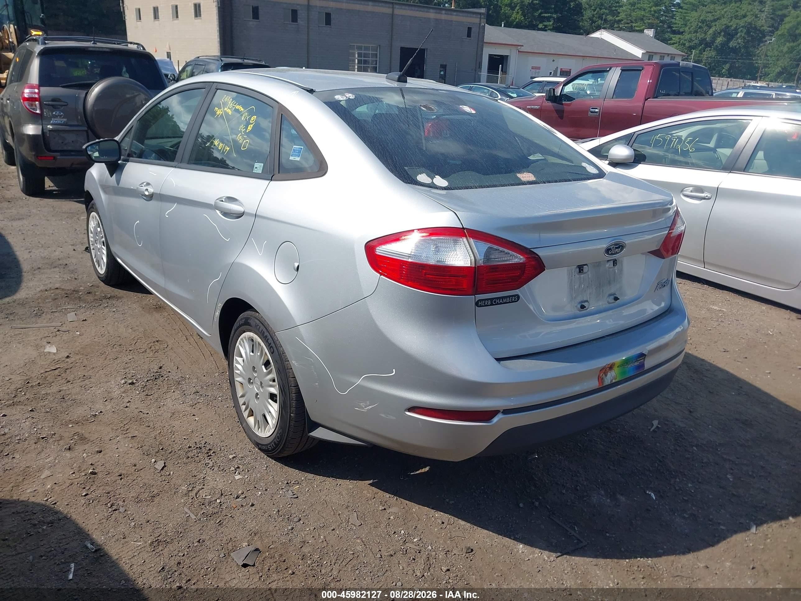 2015 Ford Fiesta S Серебряный vin: 3FADP4AJ3FM140549