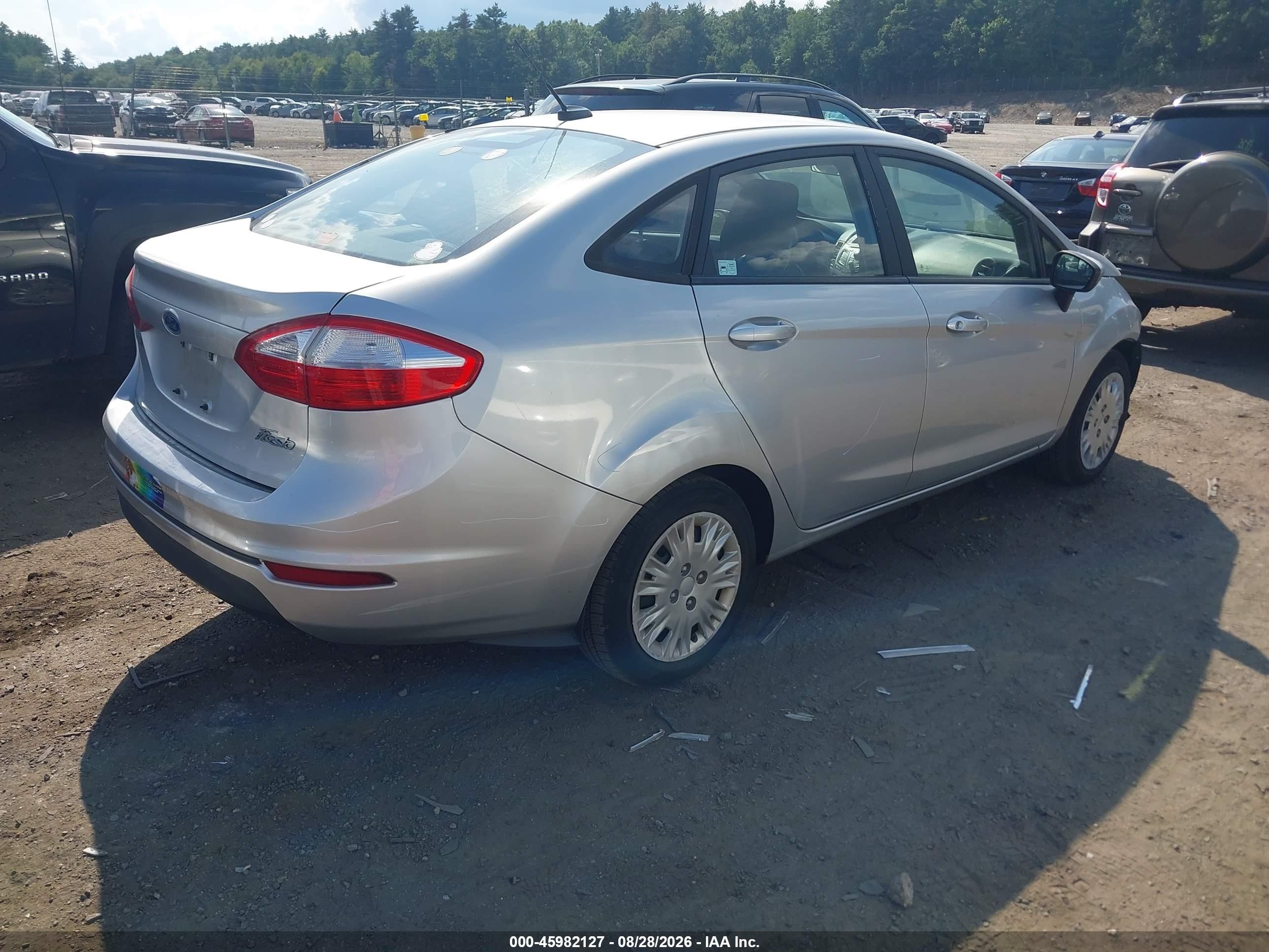 2015 Ford Fiesta S Серебряный vin: 3FADP4AJ3FM140549
