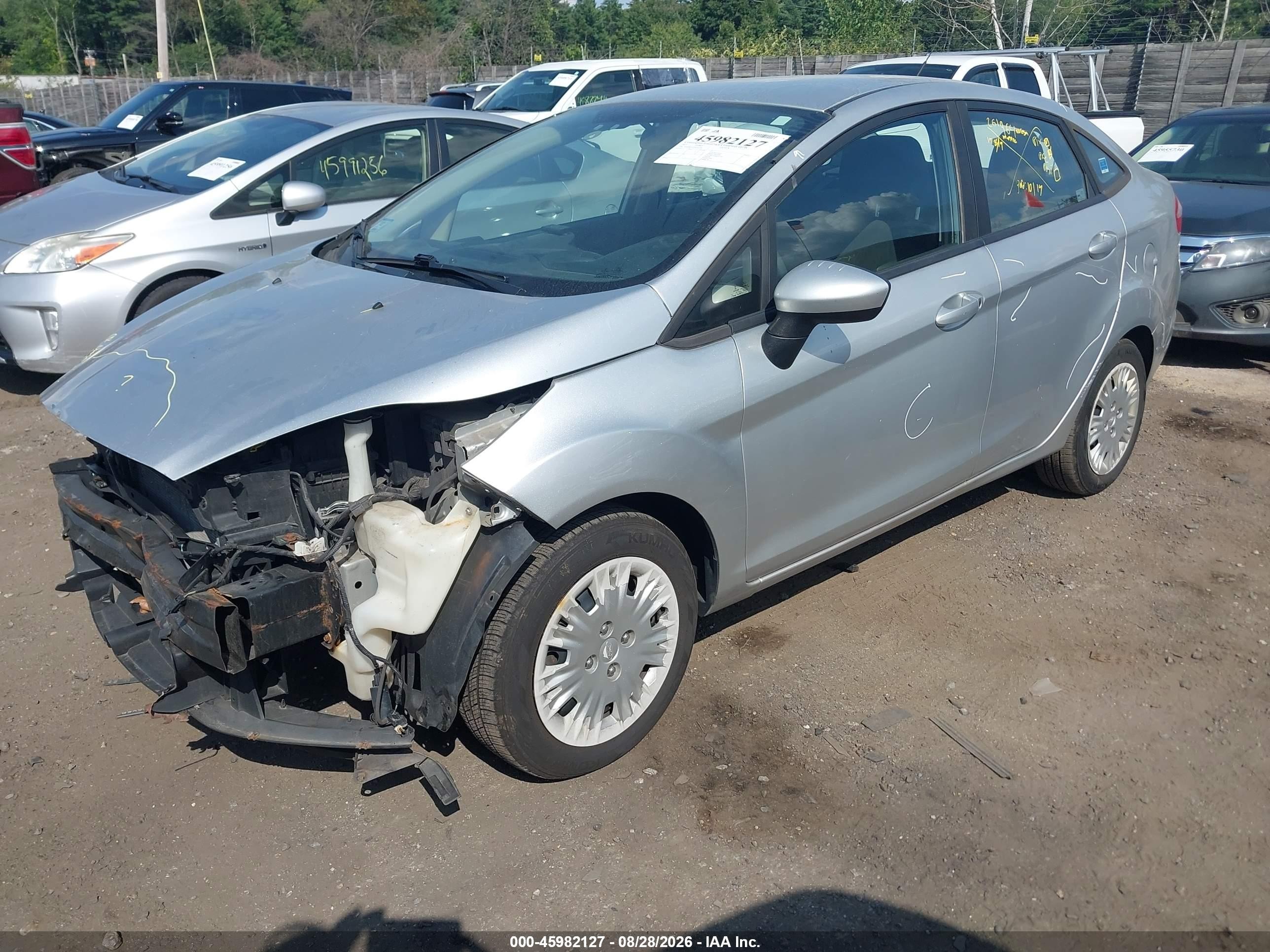 2015 Ford Fiesta S Серебряный vin: 3FADP4AJ3FM140549