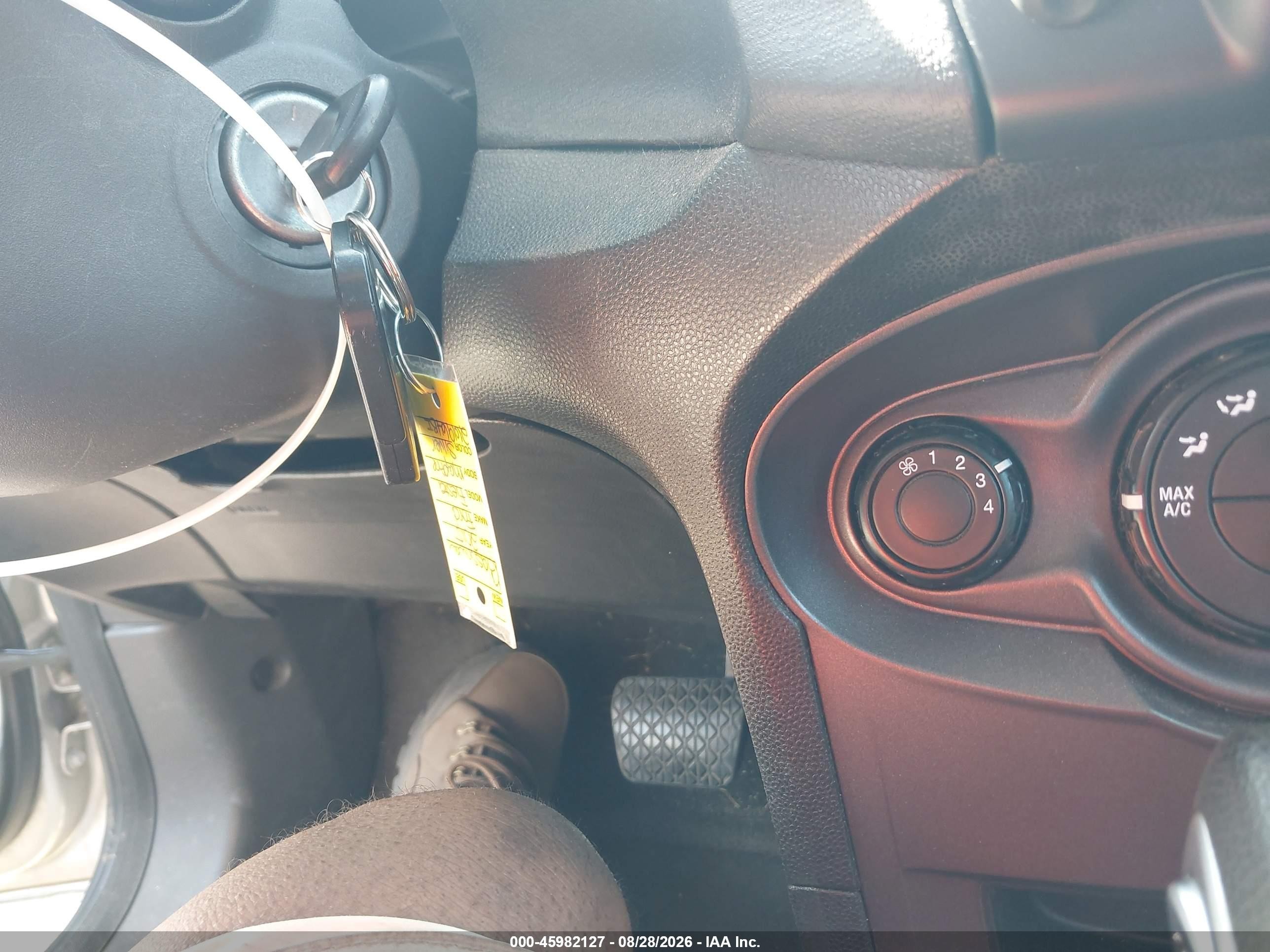2015 Ford Fiesta S Серебряный vin: 3FADP4AJ3FM140549
