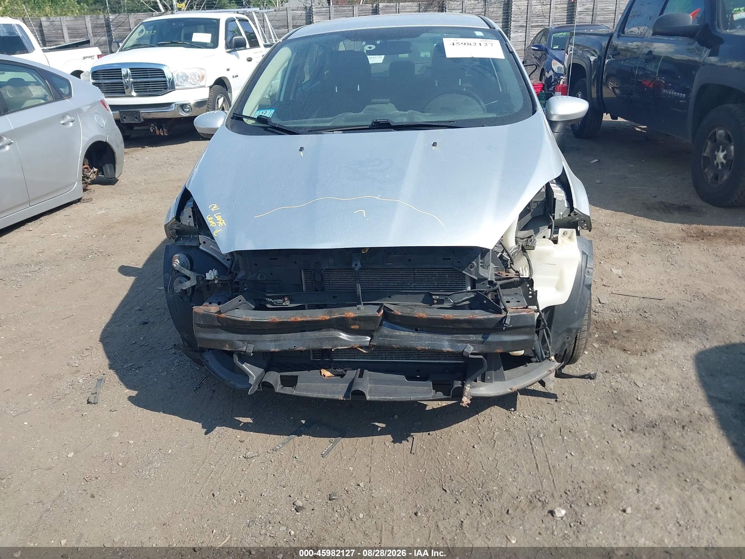 2015 Ford Fiesta S Серебряный vin: 3FADP4AJ3FM140549