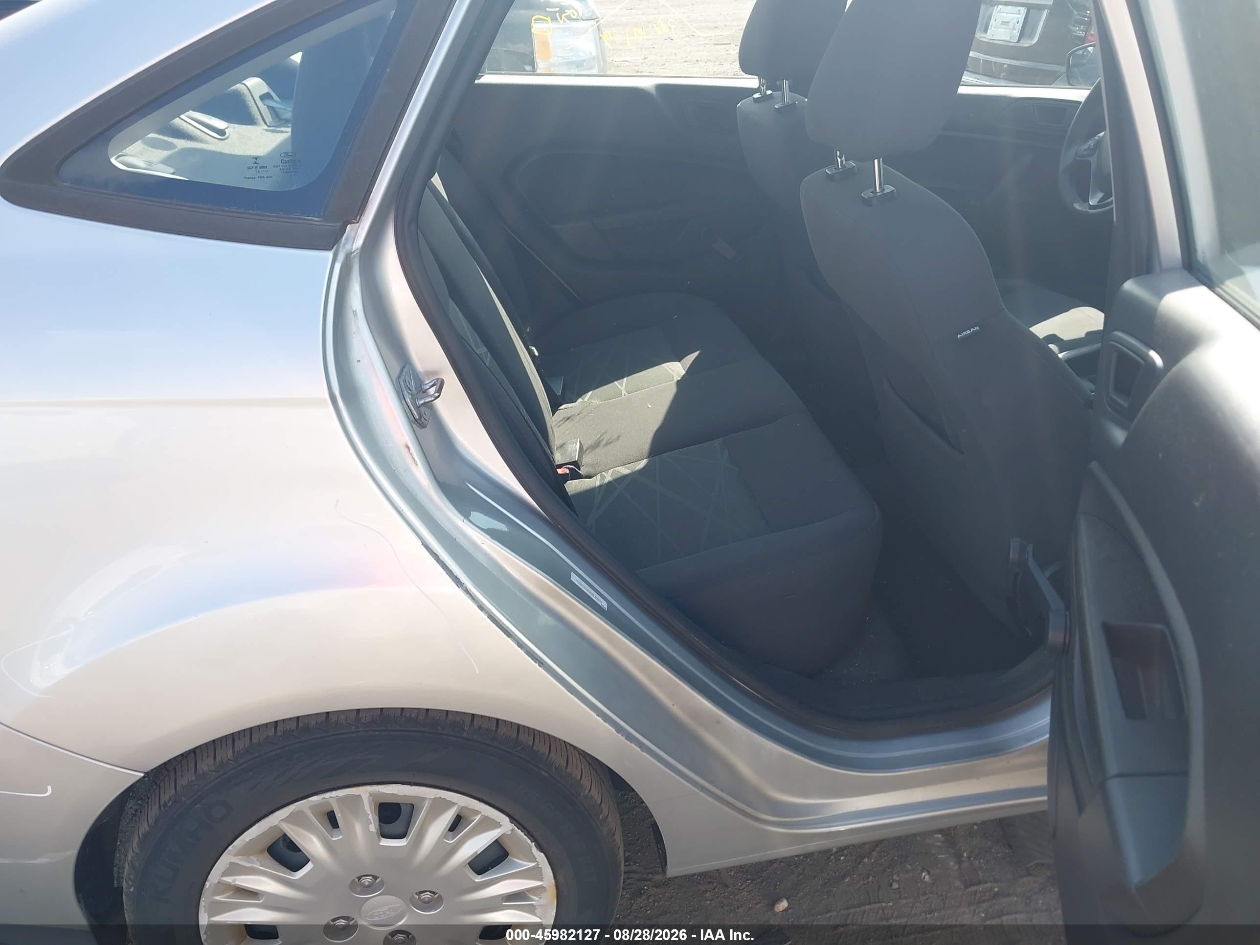 2015 Ford Fiesta S Серебряный vin: 3FADP4AJ3FM140549