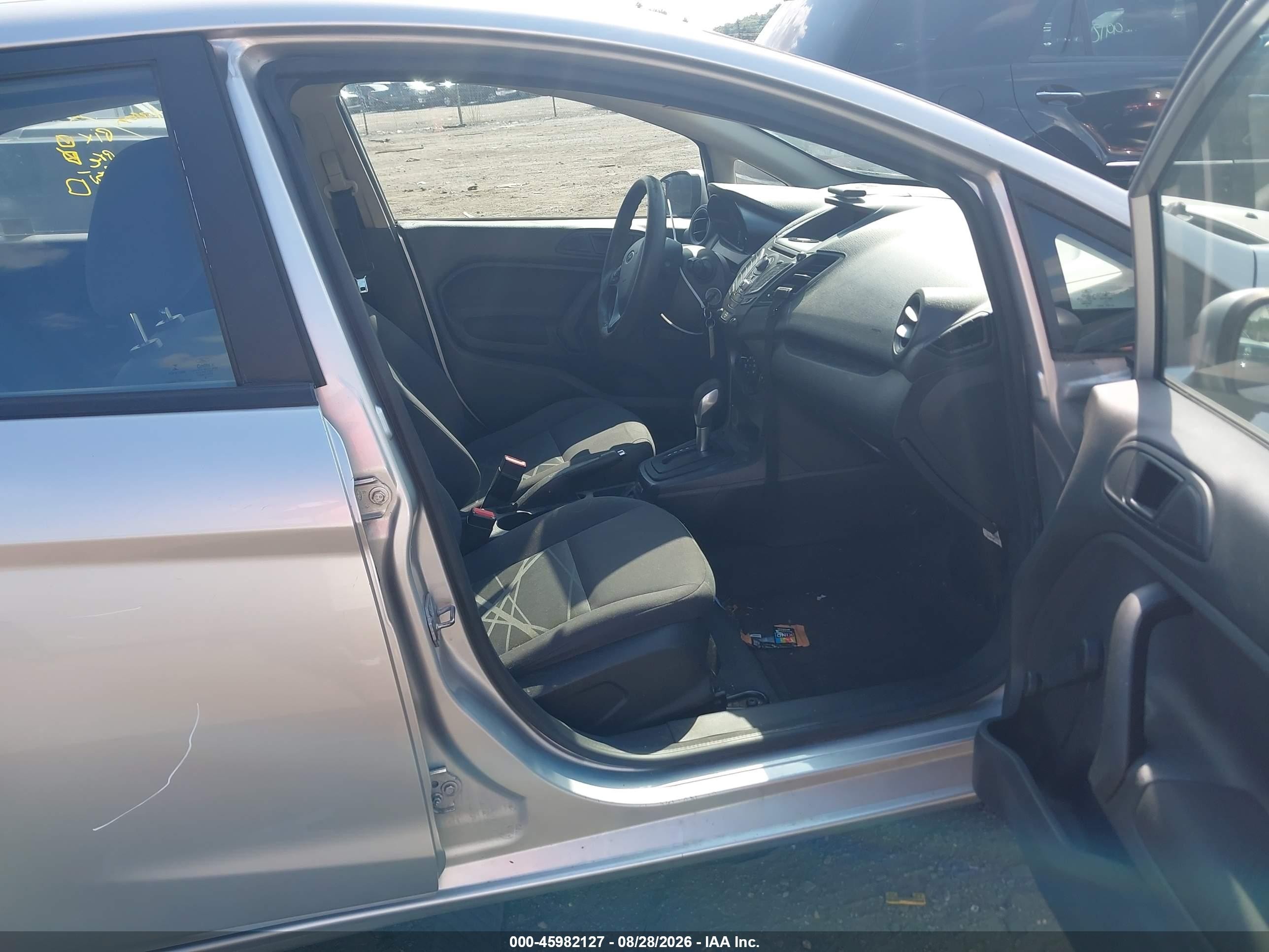 2015 Ford Fiesta S Серебряный vin: 3FADP4AJ3FM140549