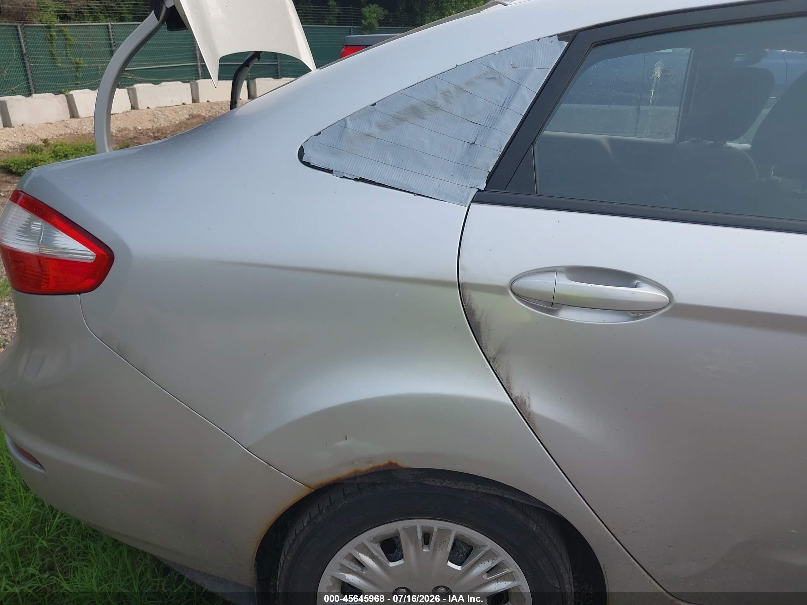 2015 Ford Fiesta S Silver vin: 3FADP4AJ3FM152992