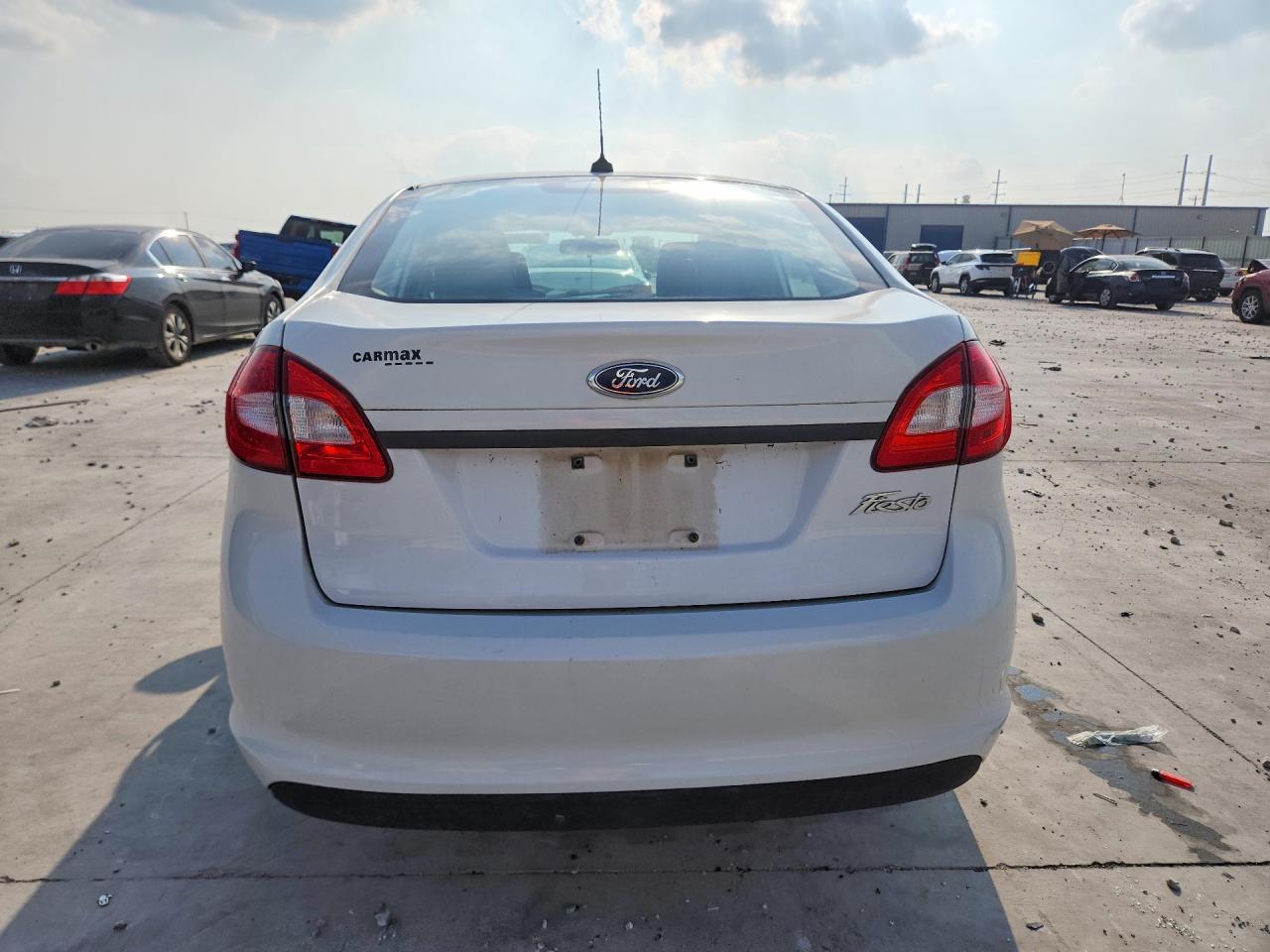 2013 Ford Fiesta S White vin: 3FADP4AJ4DM219841