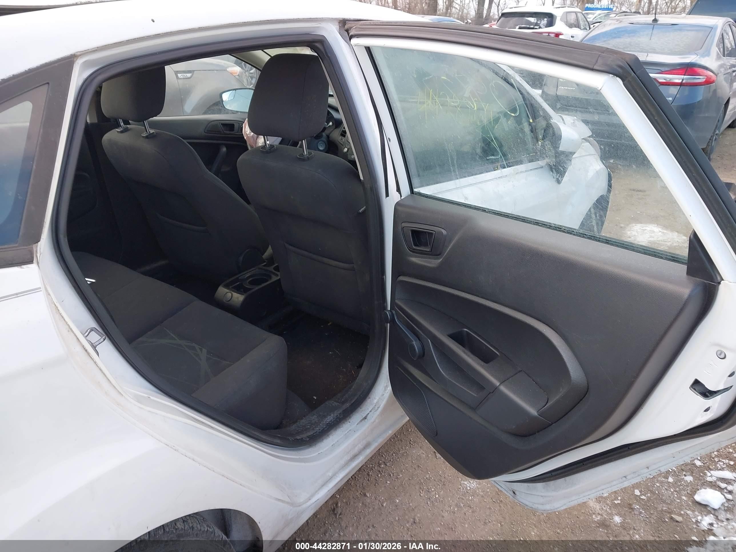 2015 Ford Fiesta S Белый vin: 3FADP4AJ4FM104627