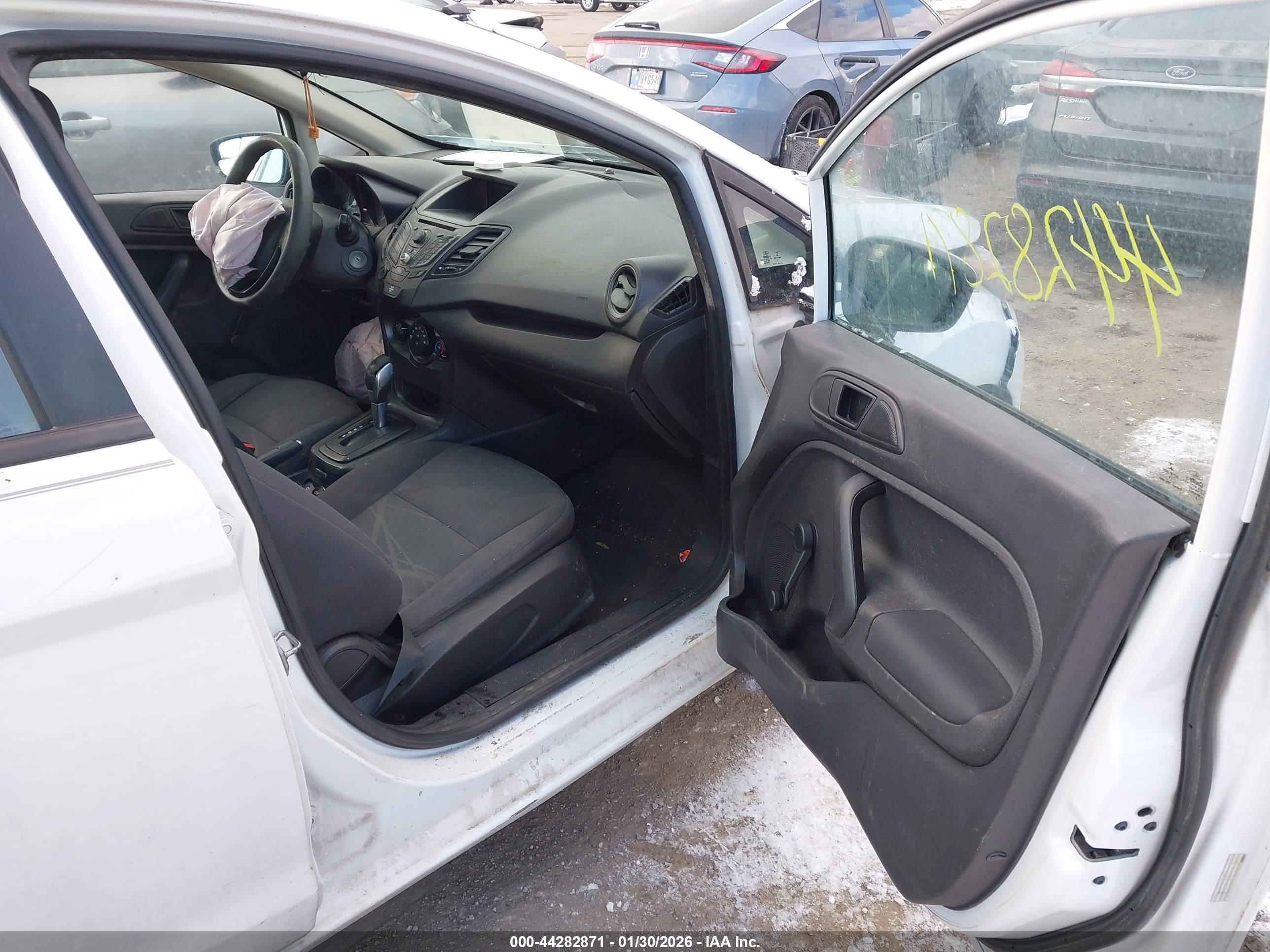 2015 Ford Fiesta S Белый vin: 3FADP4AJ4FM104627