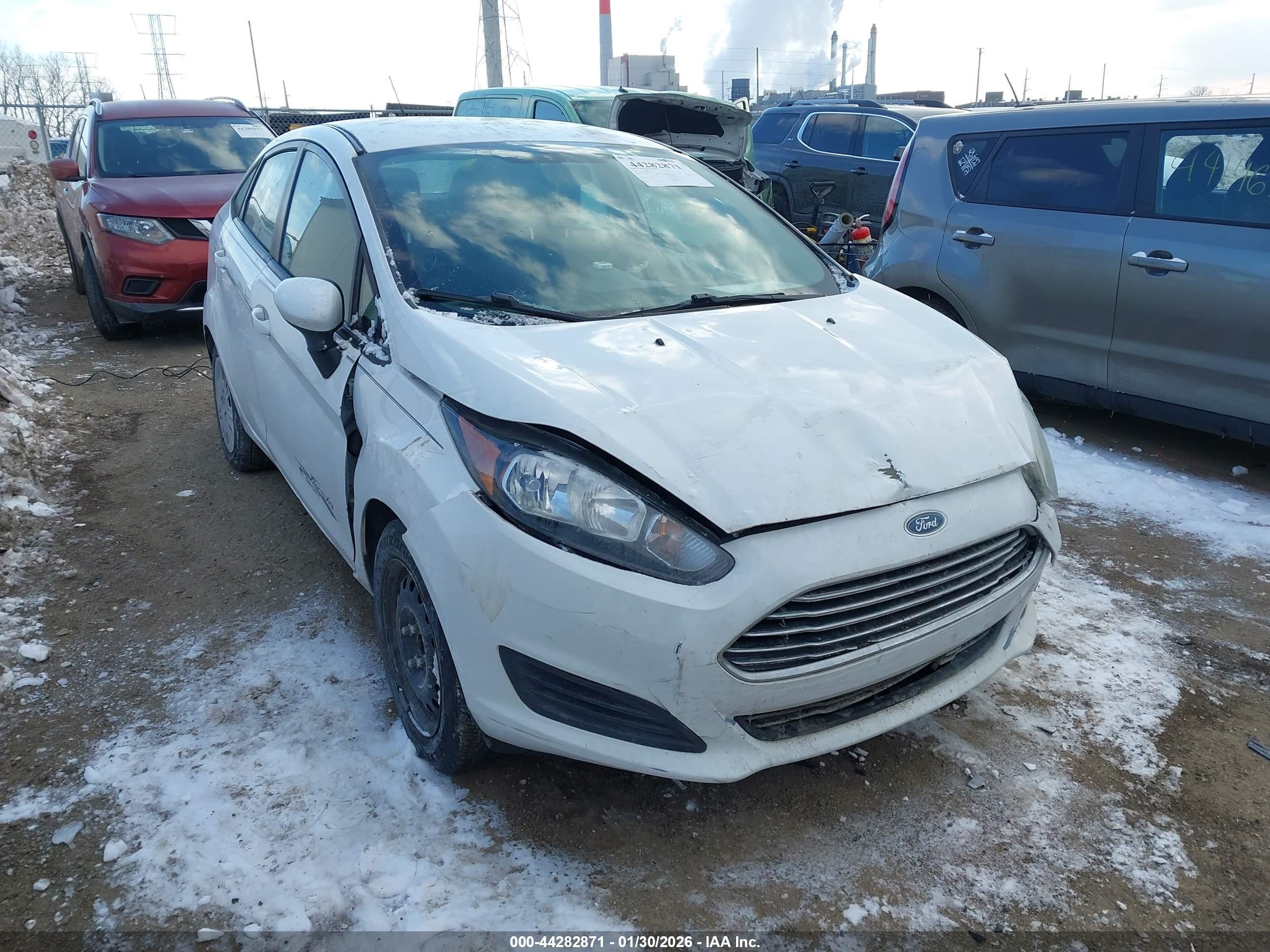 2015 Ford Fiesta S Белый vin: 3FADP4AJ4FM104627