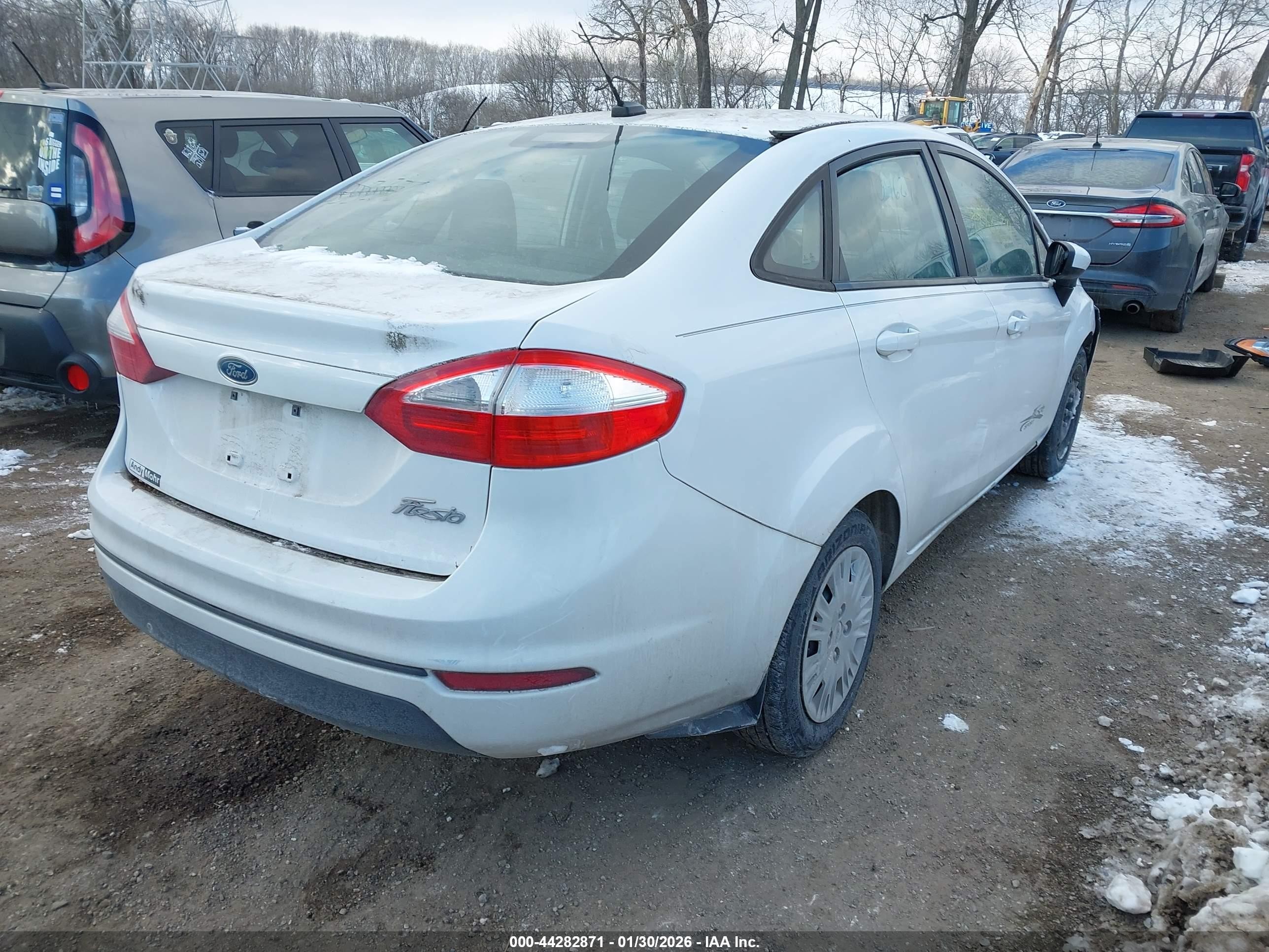 2015 Ford Fiesta S Белый vin: 3FADP4AJ4FM104627