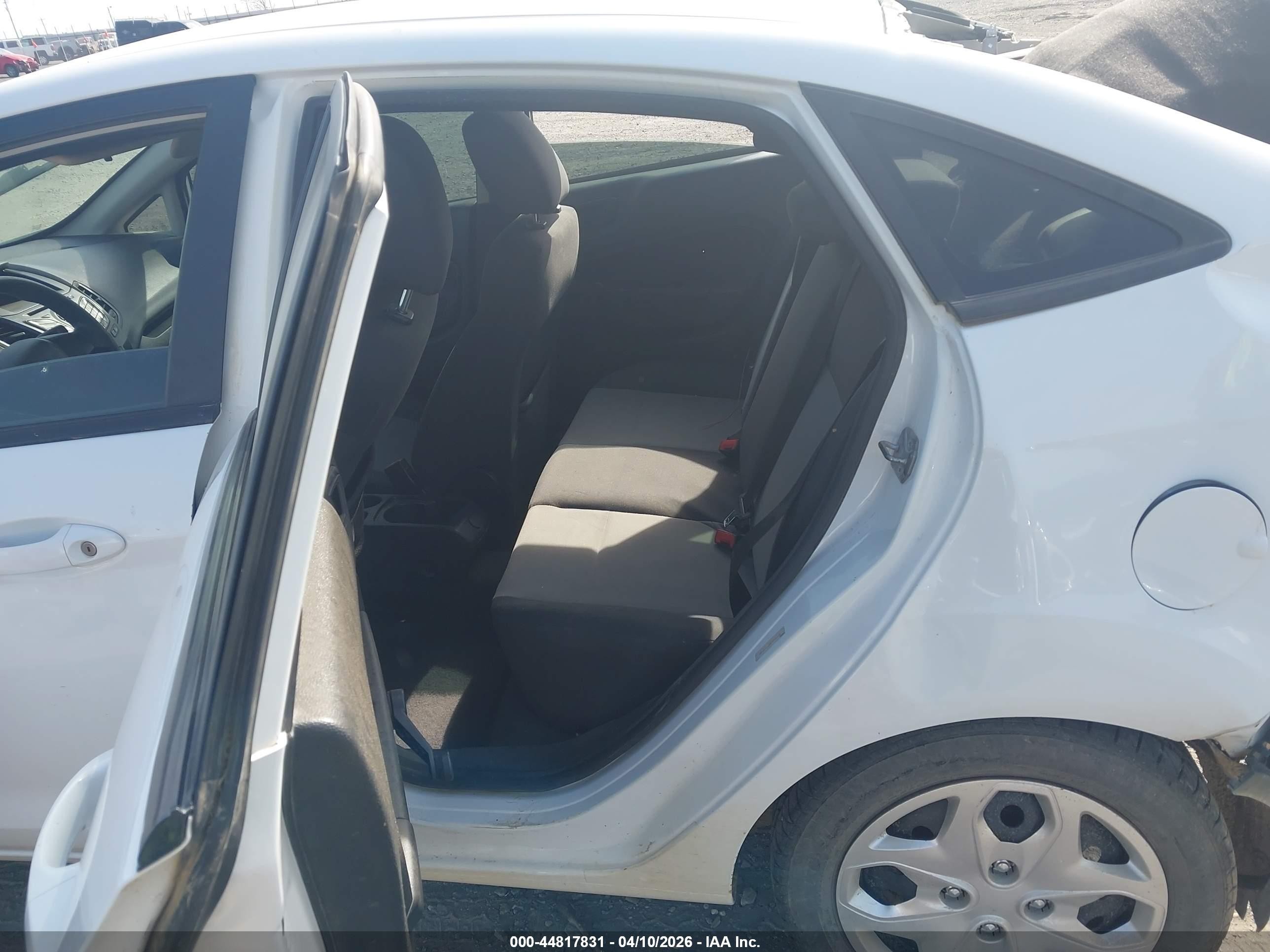 2015 Ford Fiesta S Белый vin: 3FADP4AJ4FM202606