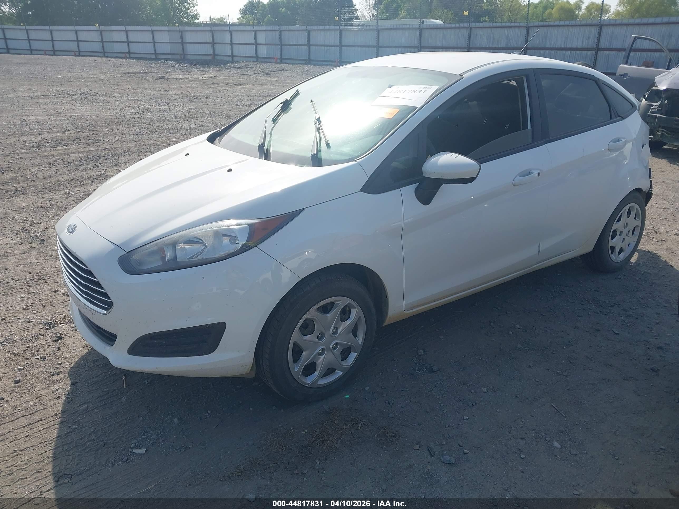 2015 Ford Fiesta S Белый vin: 3FADP4AJ4FM202606