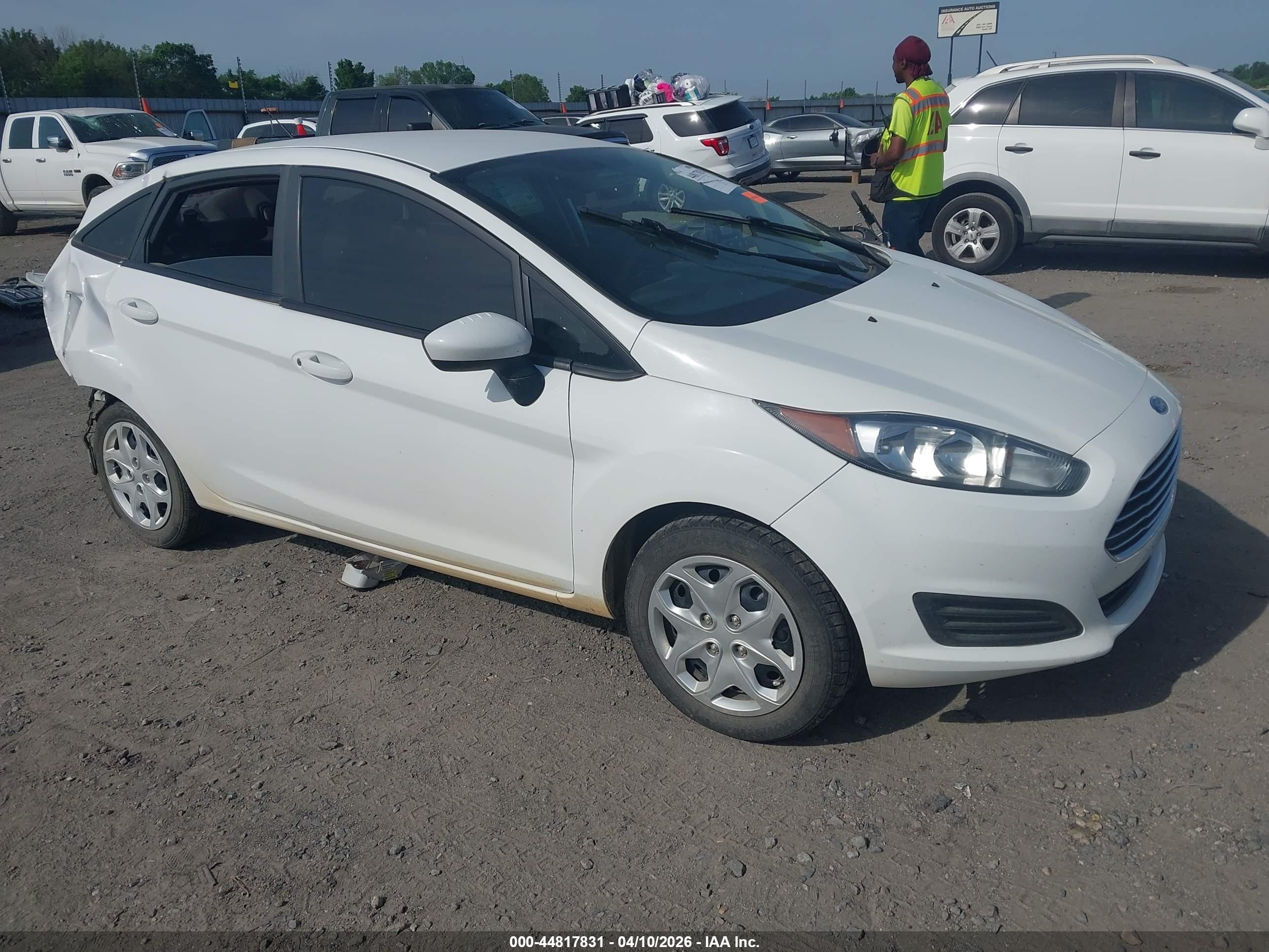 2015 Ford Fiesta S Белый vin: 3FADP4AJ4FM202606