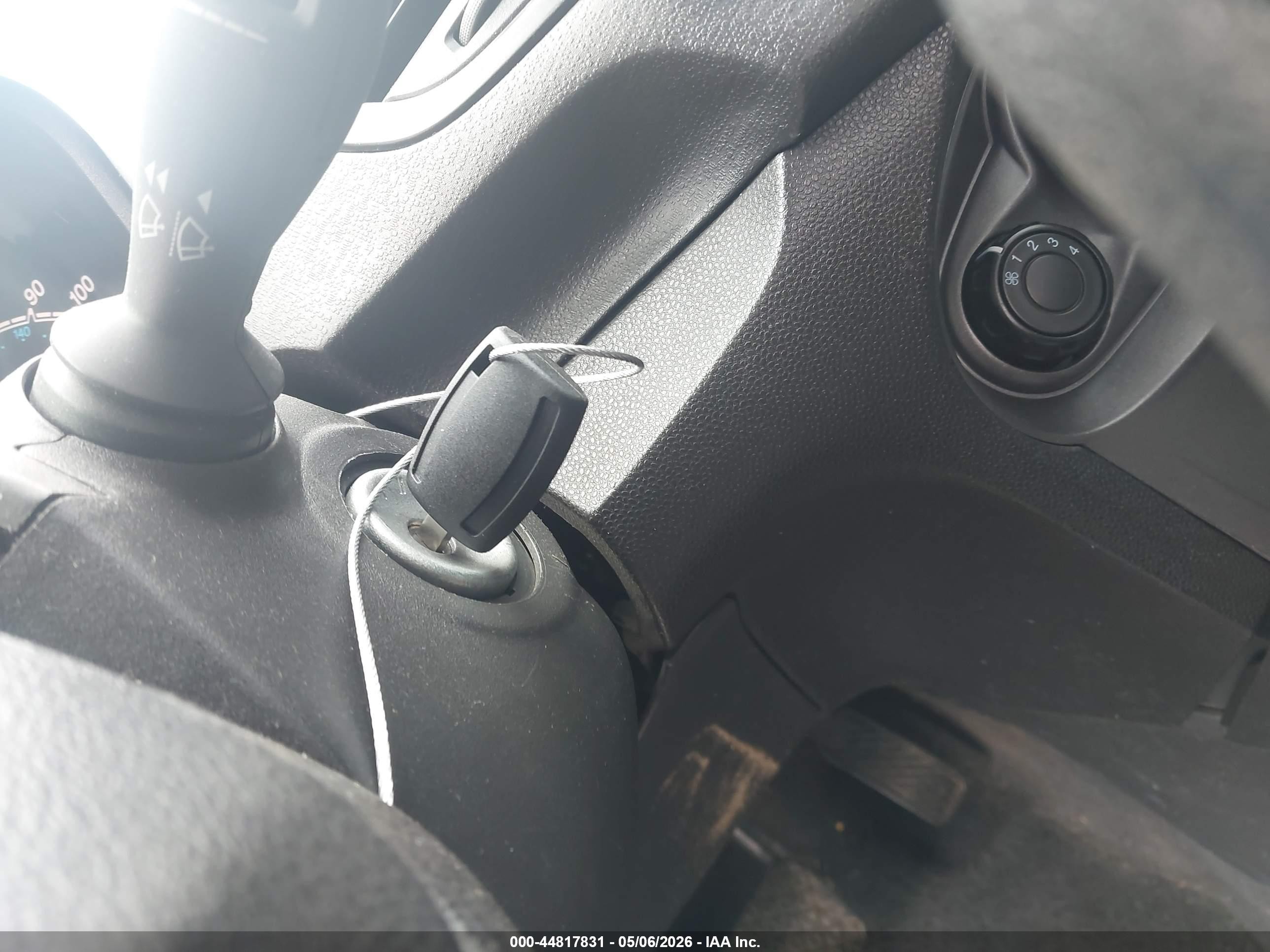 2015 Ford Fiesta S Белый vin: 3FADP4AJ4FM202606