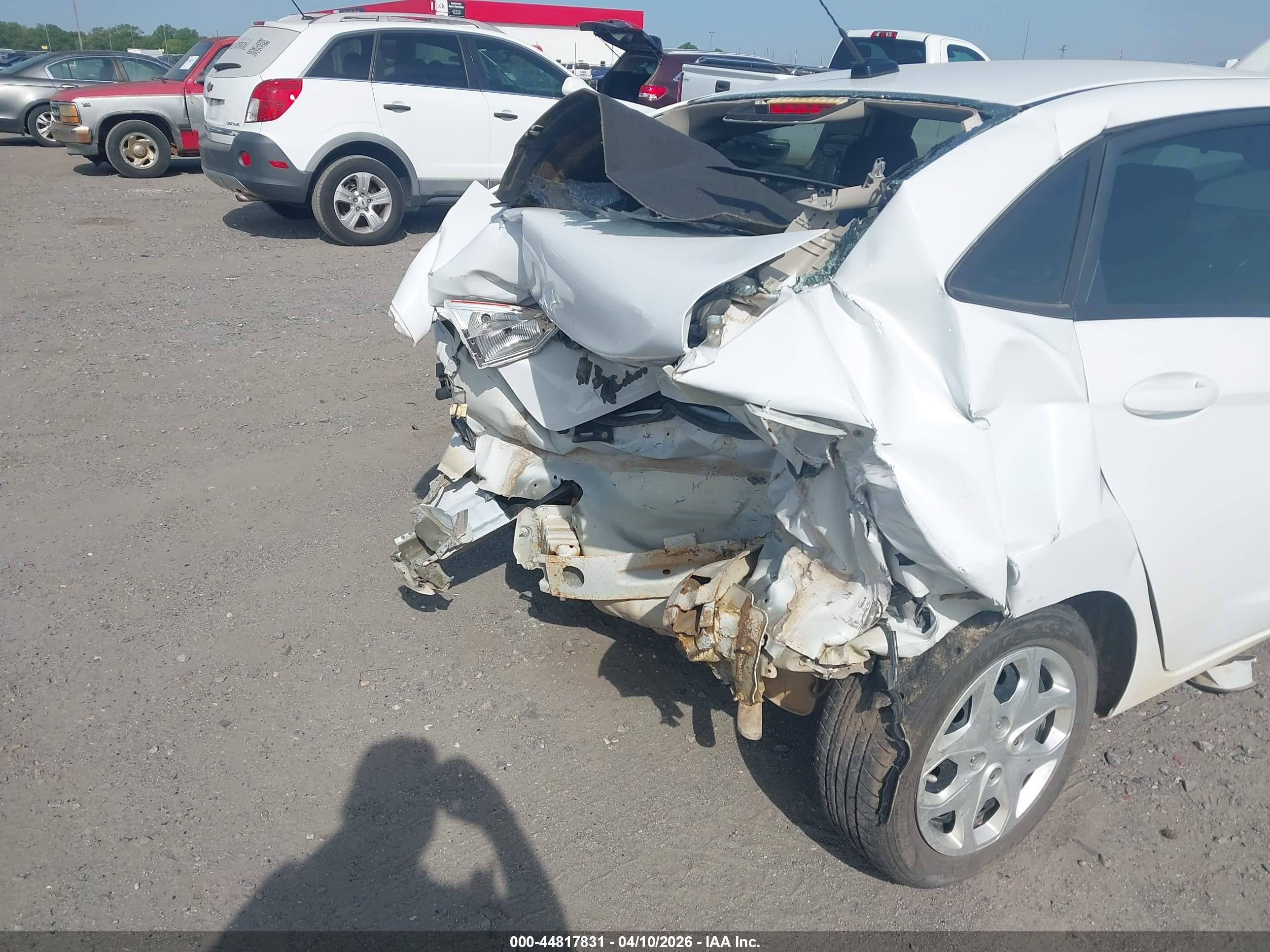 2015 Ford Fiesta S Белый vin: 3FADP4AJ4FM202606