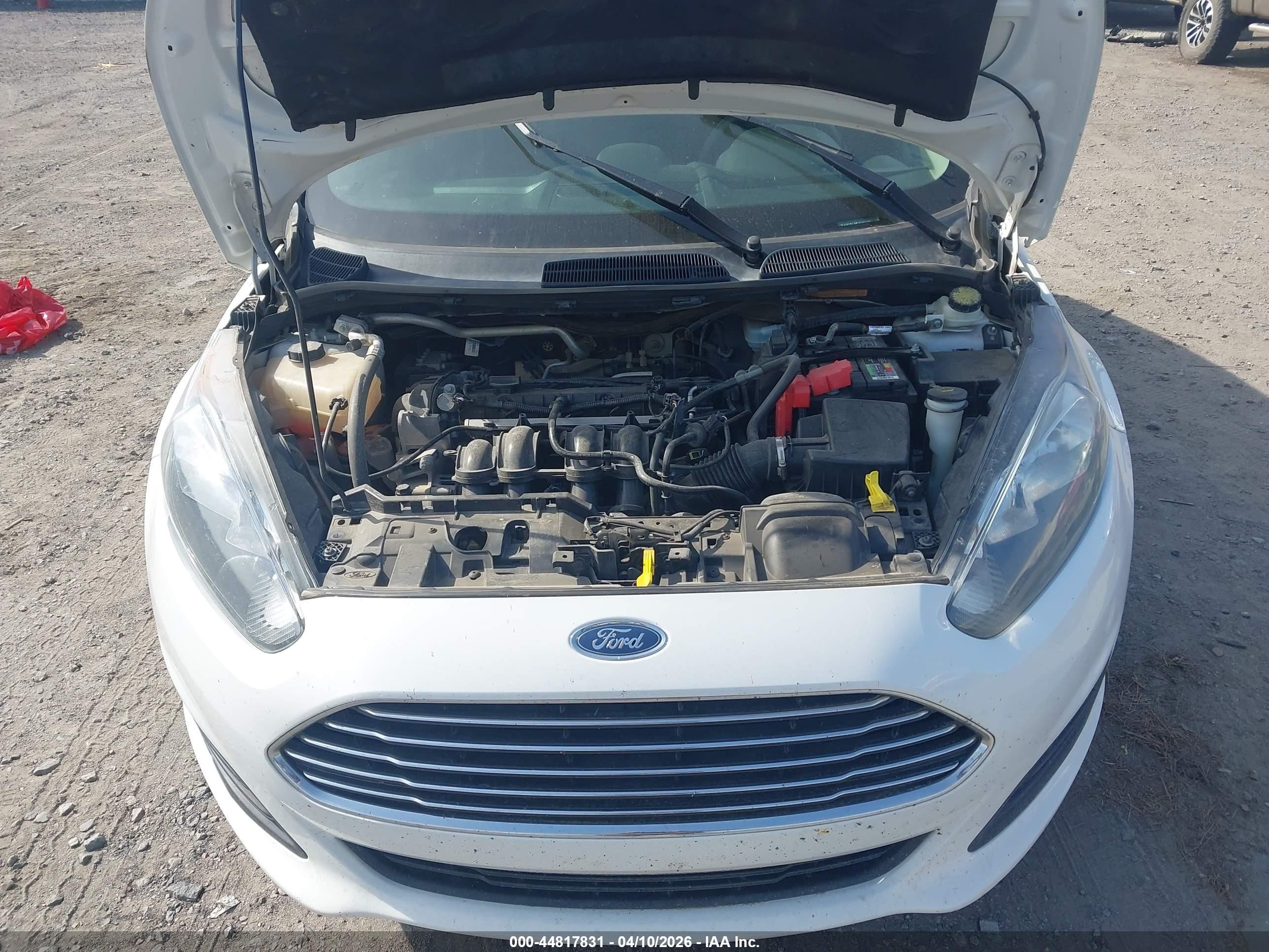 2015 Ford Fiesta S Белый vin: 3FADP4AJ4FM202606