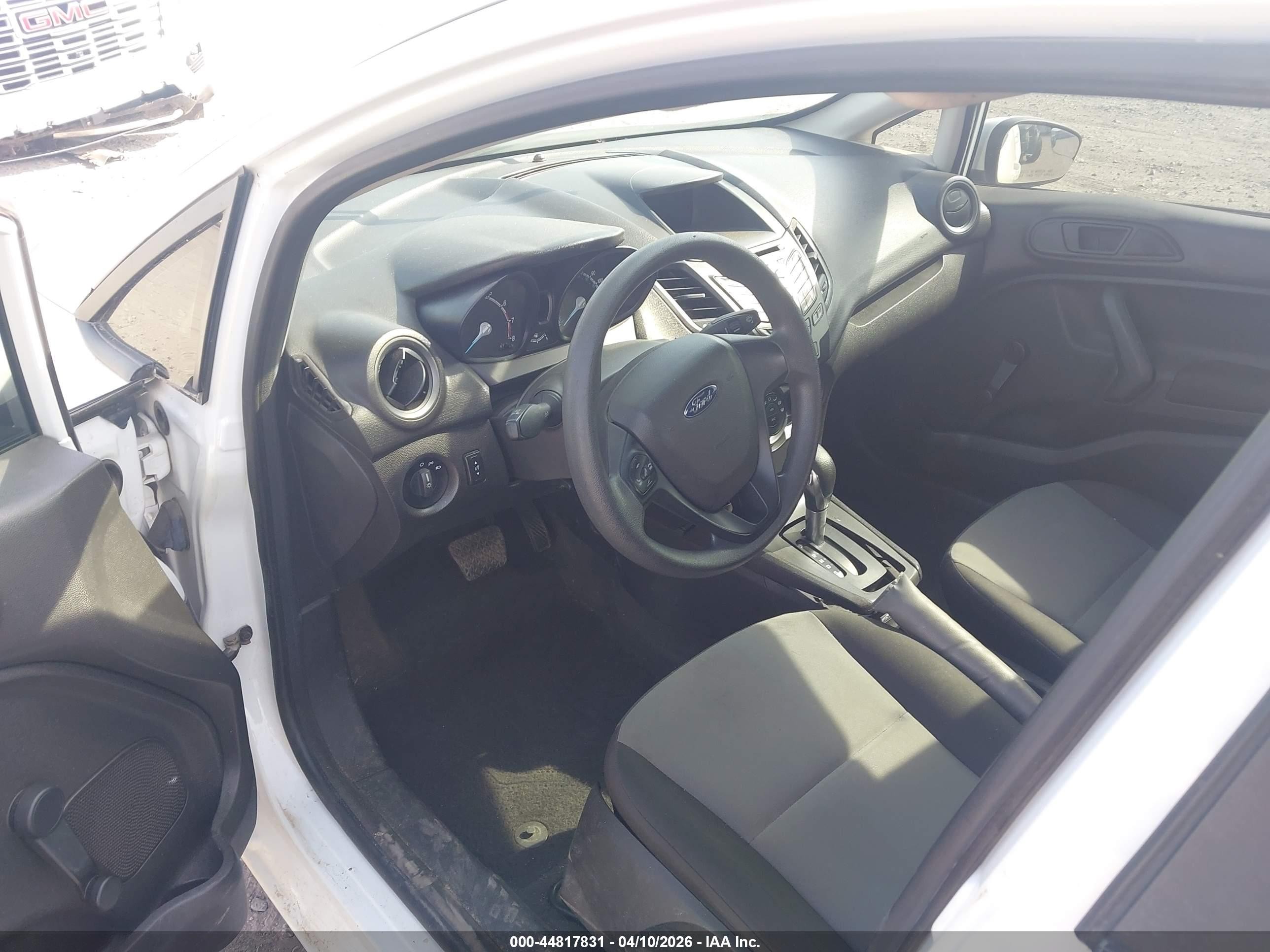 2015 Ford Fiesta S Белый vin: 3FADP4AJ4FM202606