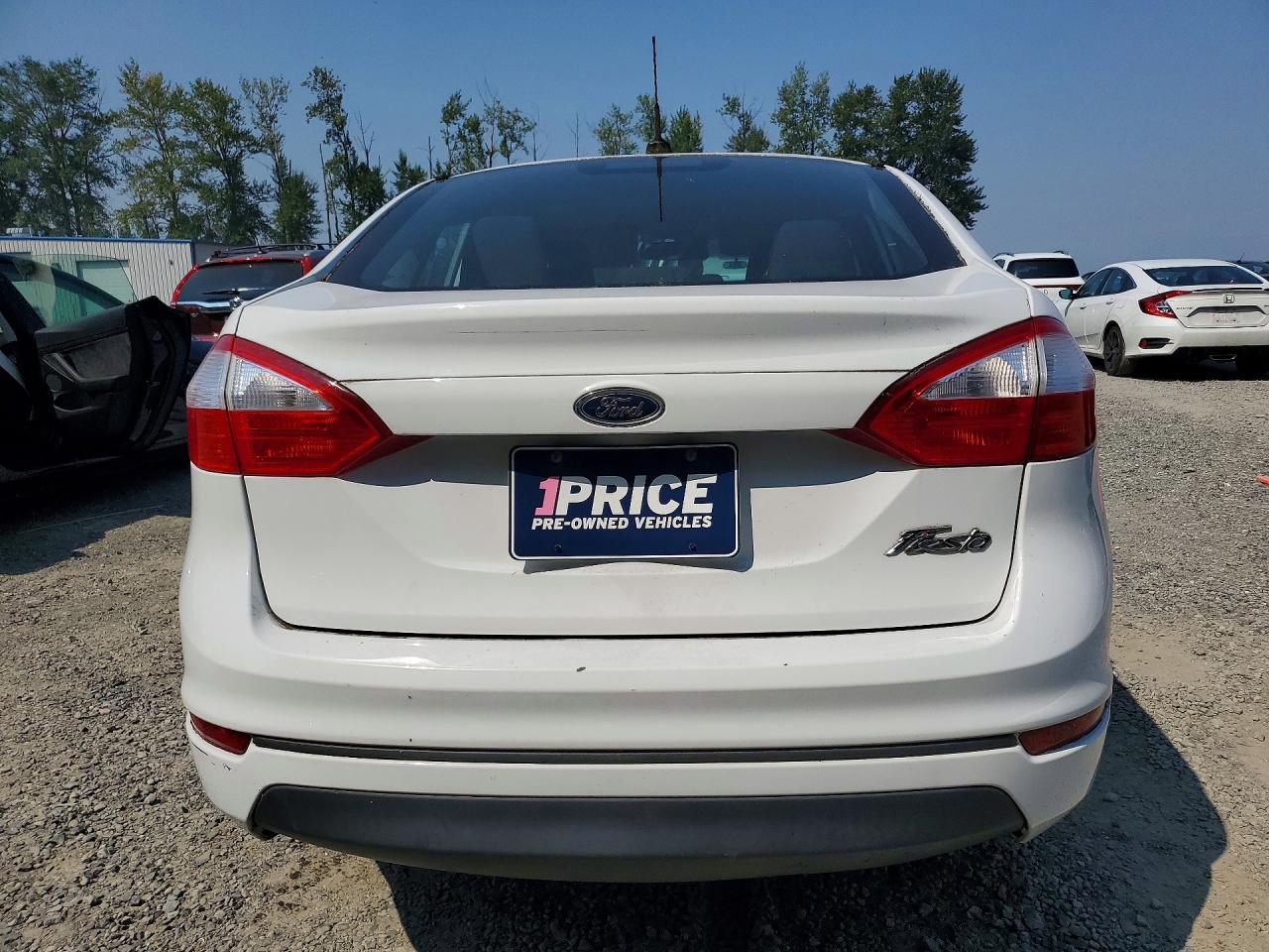 2015 Ford Fiesta S White vin: 3FADP4AJ5FM204008