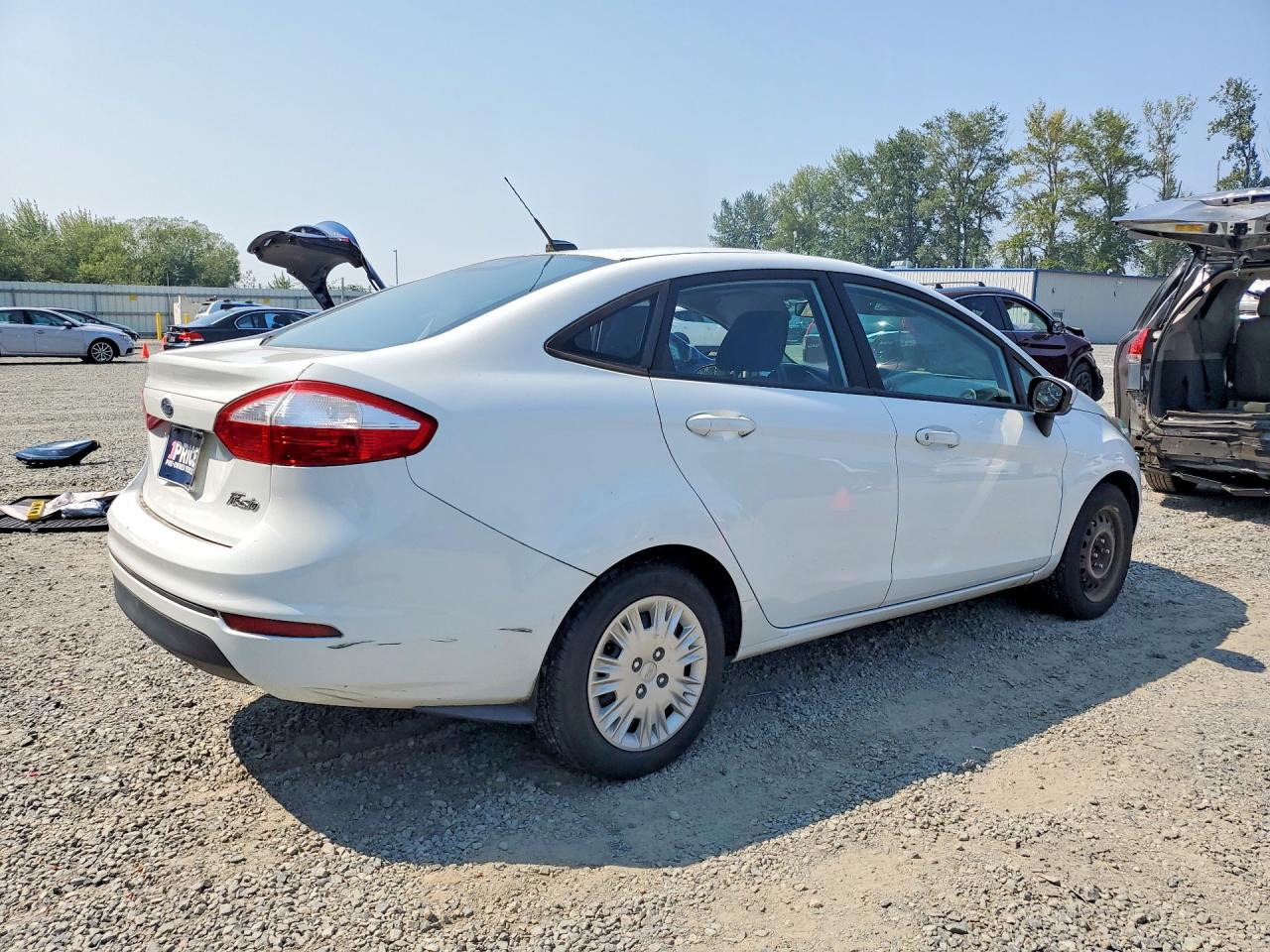 2015 Ford Fiesta S White vin: 3FADP4AJ5FM204008