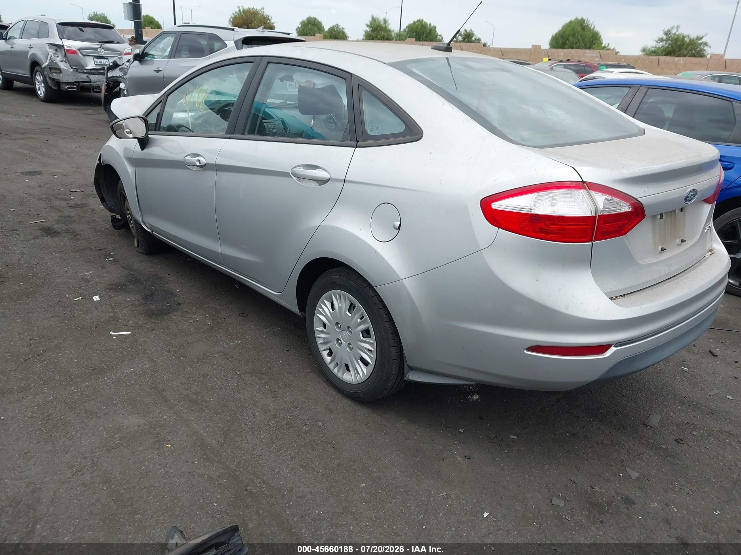 2016 Ford Fiesta S Серебряный vin: 3FADP4AJ5GM185073