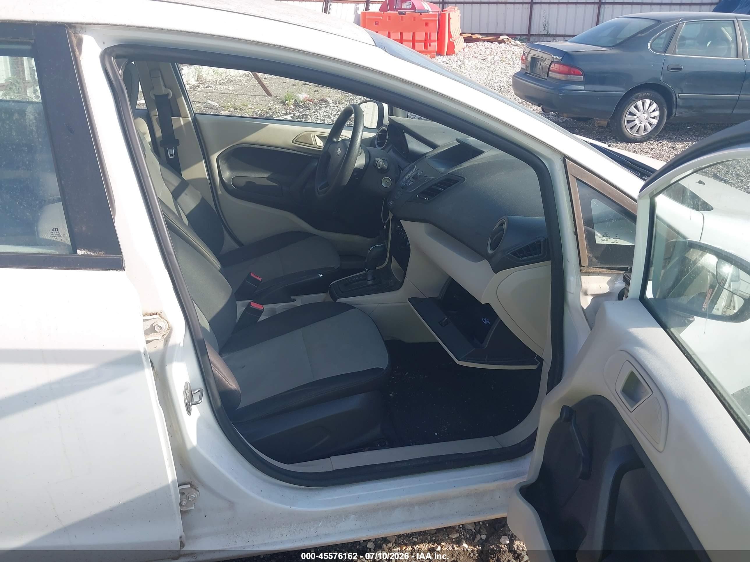 2013 Ford Fiesta S White vin: 3FADP4AJ6DM207982