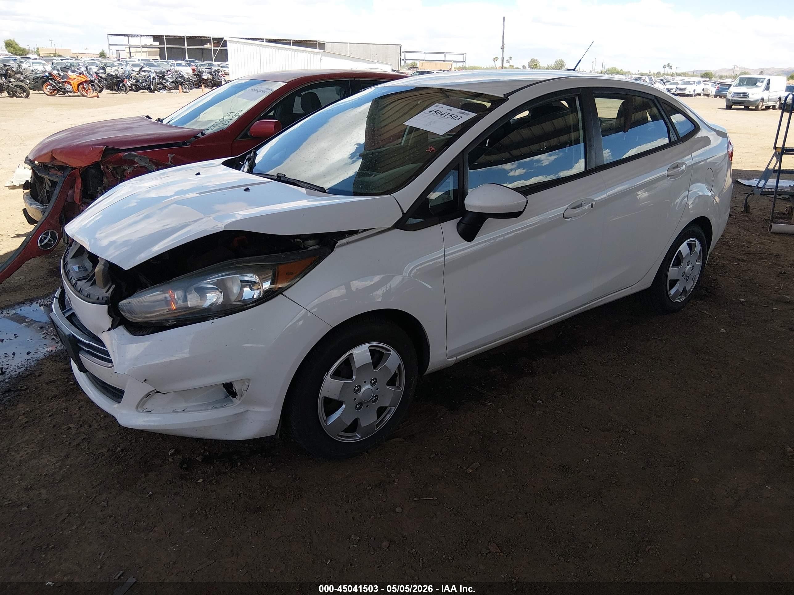 2015 Ford Fiesta S Белый vin: 3FADP4AJ6FM101129