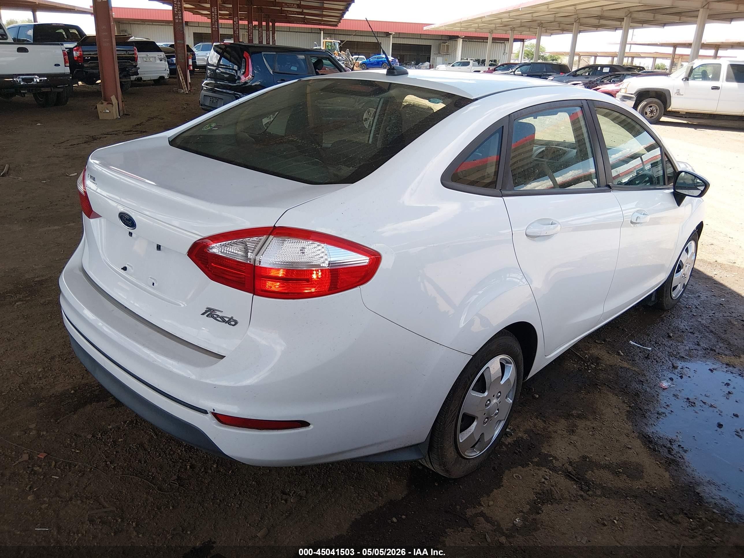 2015 Ford Fiesta S Белый vin: 3FADP4AJ6FM101129