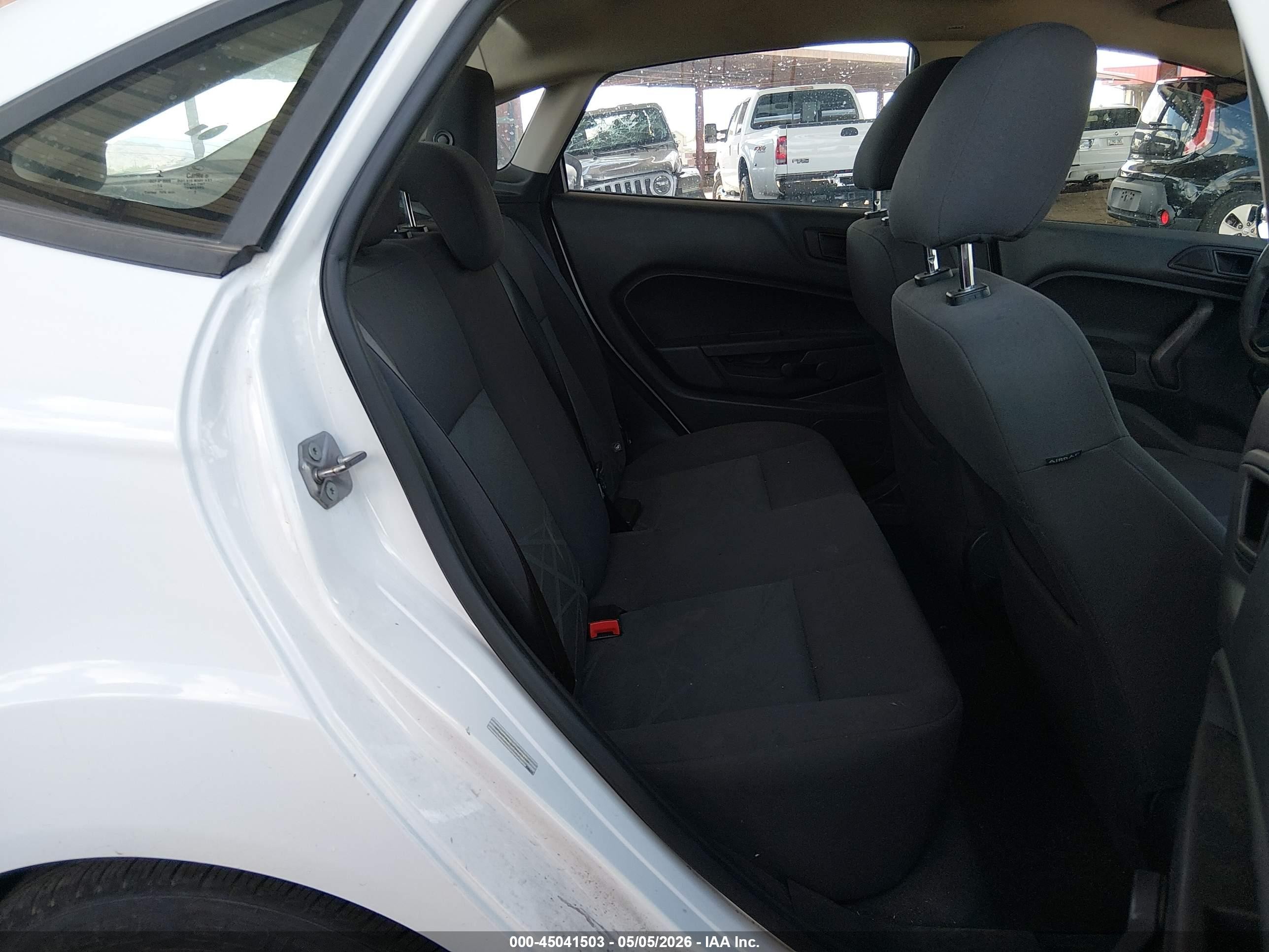 2015 Ford Fiesta S Белый vin: 3FADP4AJ6FM101129
