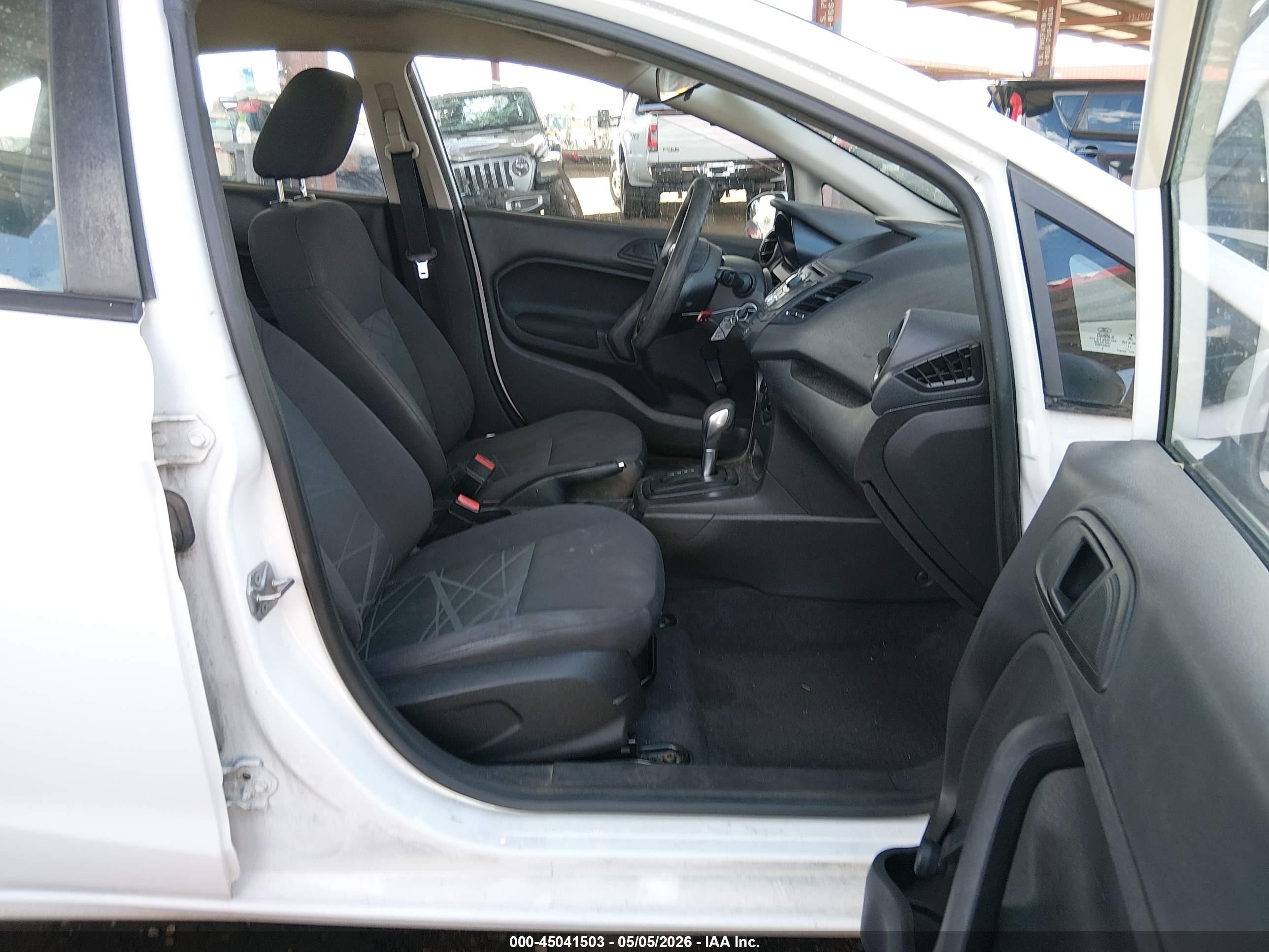 2015 Ford Fiesta S Белый vin: 3FADP4AJ6FM101129