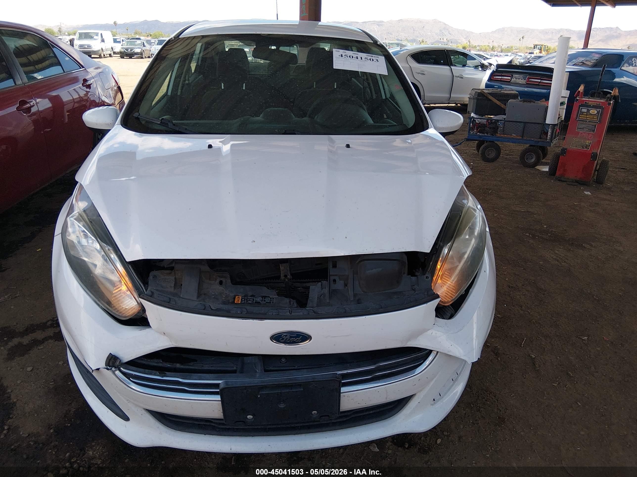 2015 Ford Fiesta S Белый vin: 3FADP4AJ6FM101129