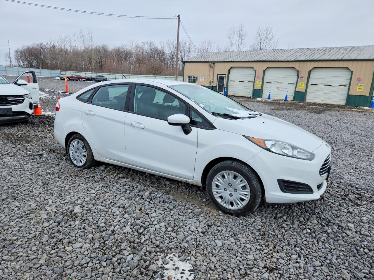 2015 Ford Fiesta White vin: 3FADP4AJ6FM110932