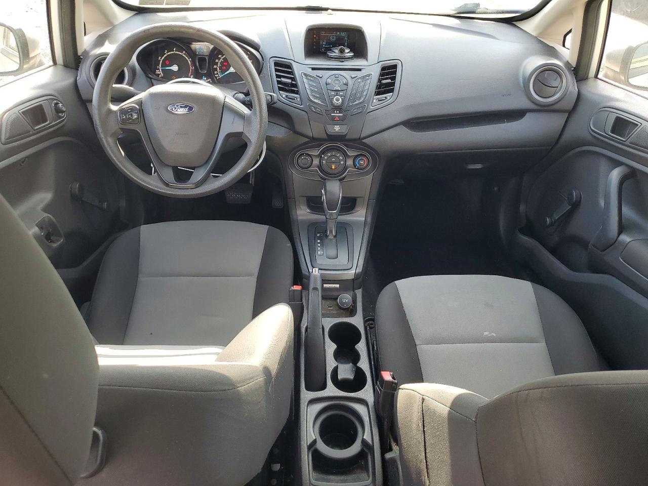 2015 Ford Fiesta S Серебряный vin: 3FADP4AJ6FM218810