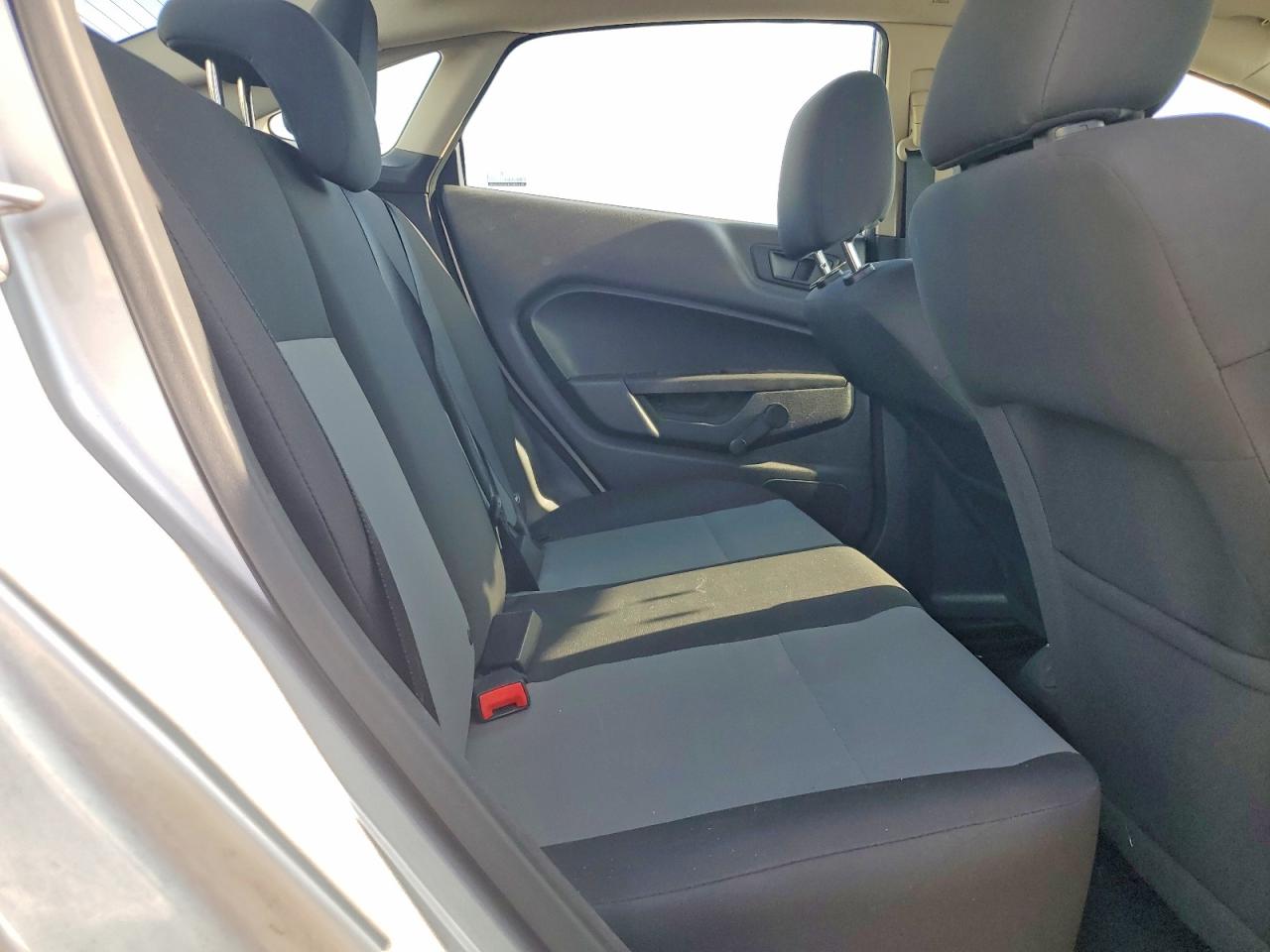 2015 Ford Fiesta S Серебряный vin: 3FADP4AJ6FM218810