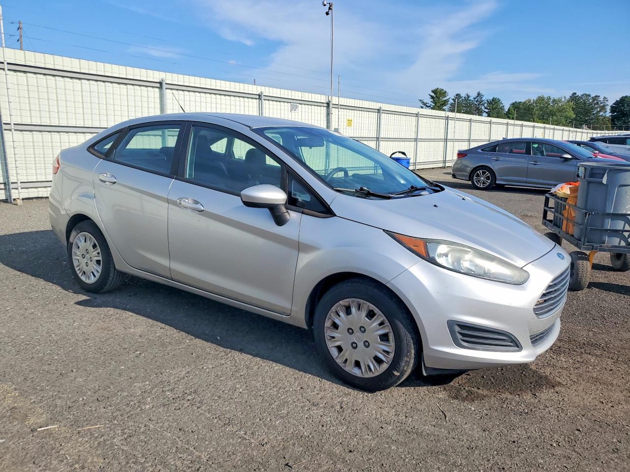 2015 Ford Fiesta S Серебряный vin: 3FADP4AJ6FM218810